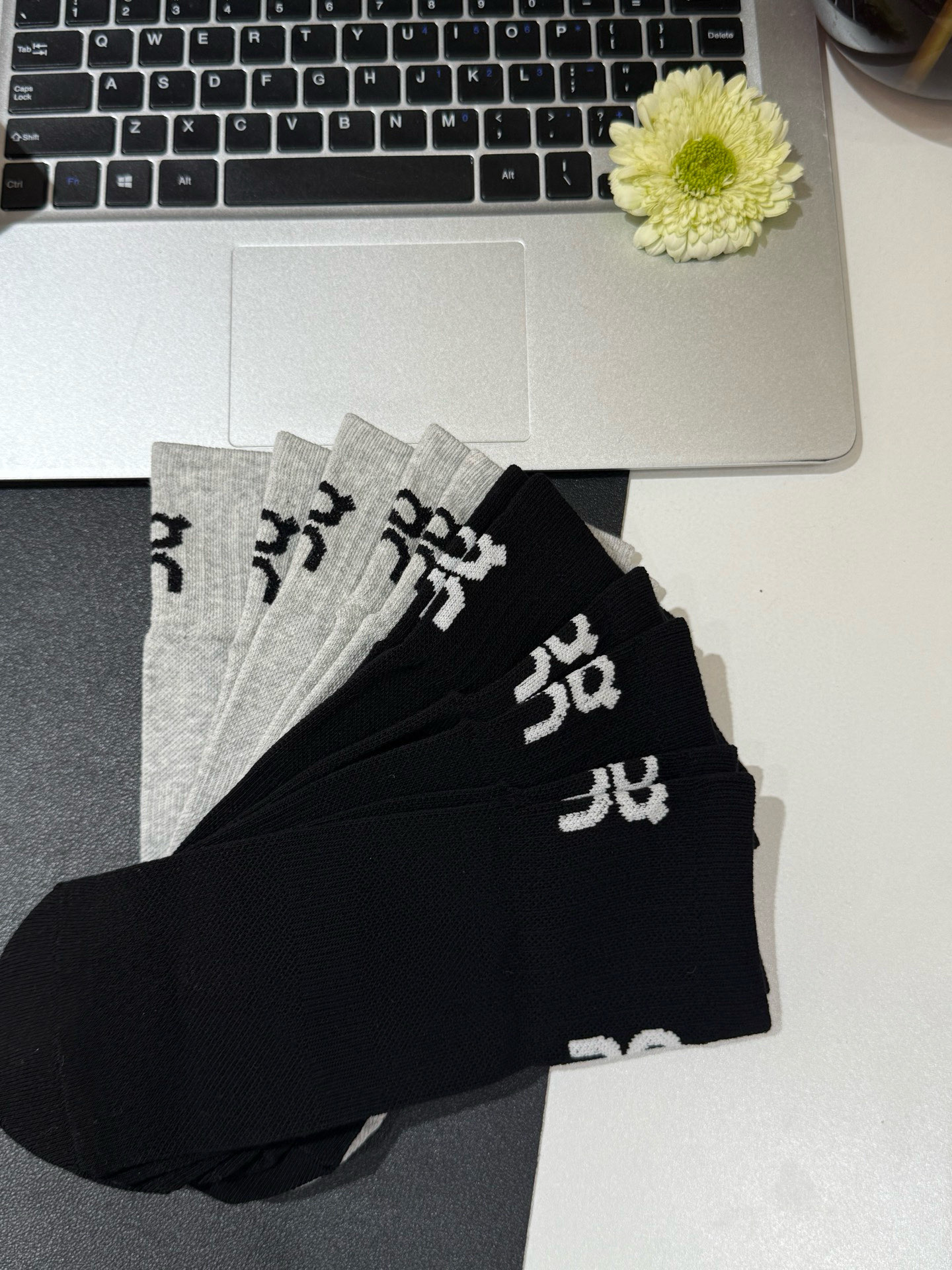 $80套3對。2套起$70套。On 昂跑｜情侶運動跑步襪 🧦