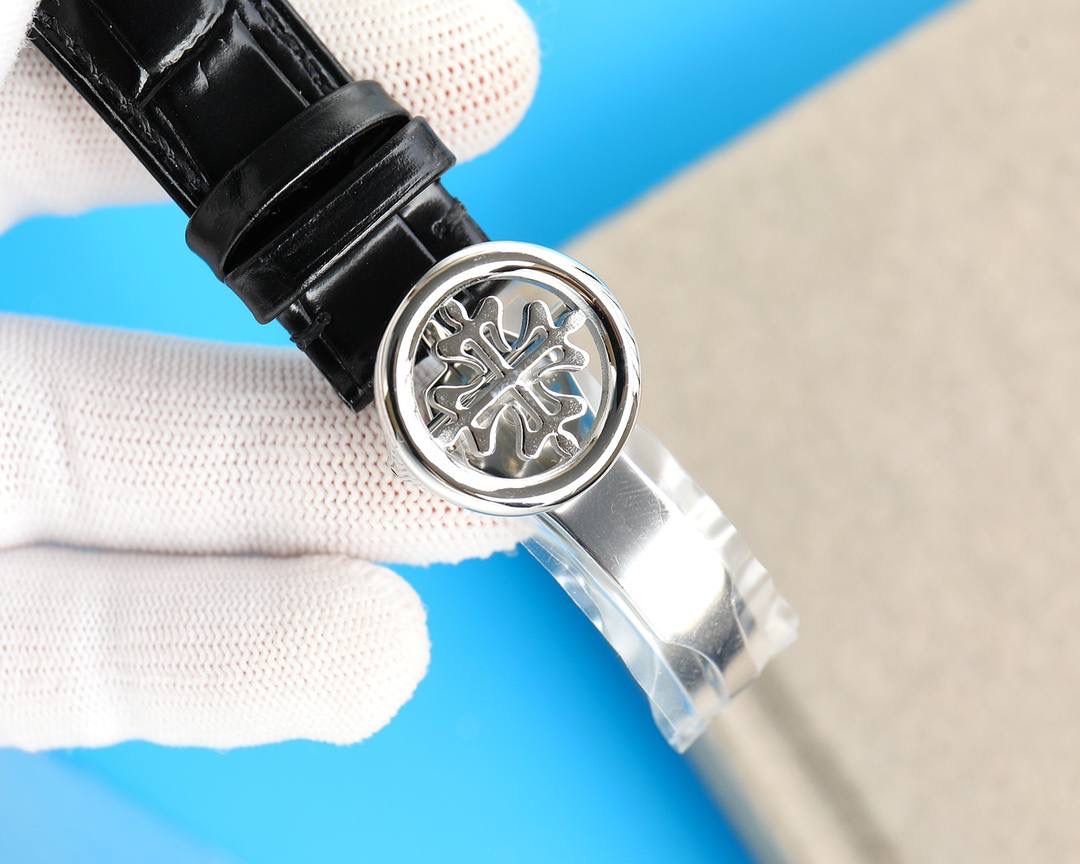 百达翡丽超级复杂功能计时系列！用心之作，细节方面： 1：团队历时两年多精心设计，不计成本，敢为人先，力求完美，克服重重难关，突破多层技术瓶颈，机芯型号为CH 29-535 升级版，质量稳定！ 2：尺寸41毫米，厚度11毫米！ 3：表壳为316L全钢镀纳米铂金表技术，更彰显高贵大气，表带搭配意大利头层小牛皮！更显大气上档次！你值得拥有！