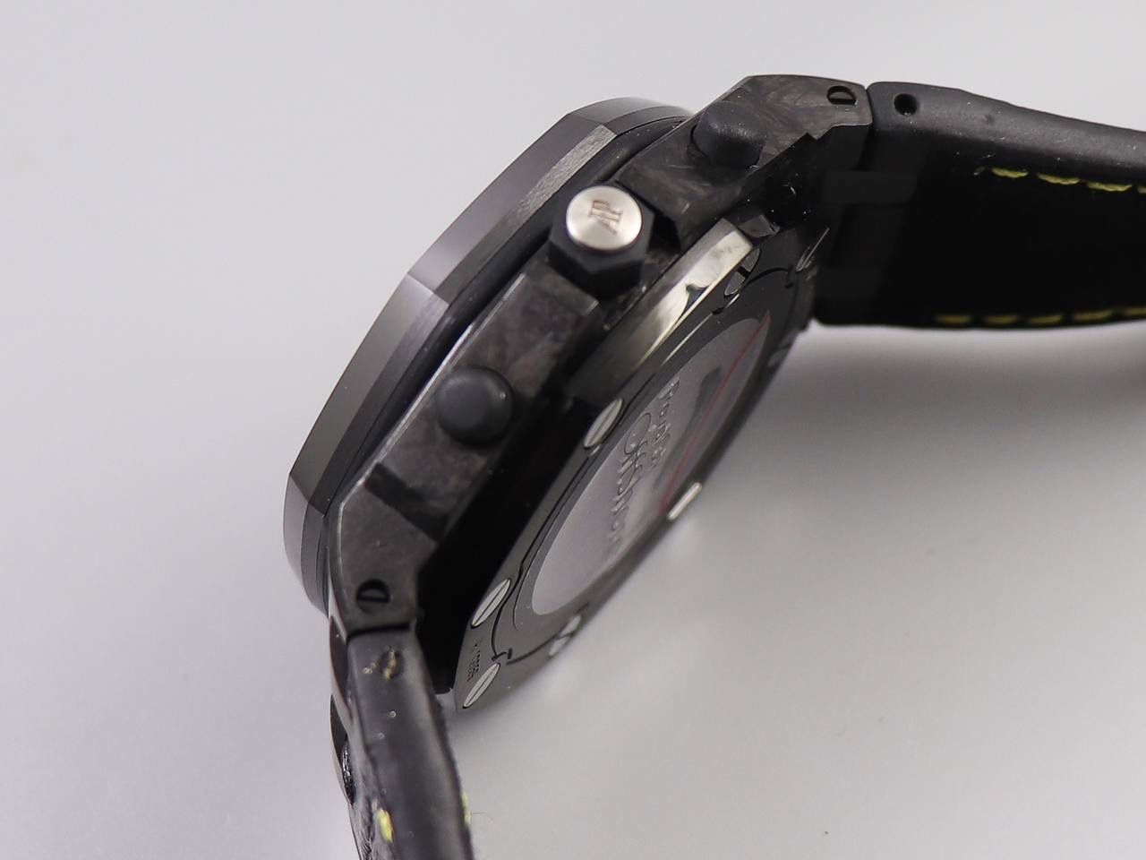 A P大黄蜂v2版，锻造碳壳套 陶瓷圈口 陶瓷后盖[得意] A P唯一一款陶瓷后盖的毒物 钛合金表扣 42毫米直径🔥💯