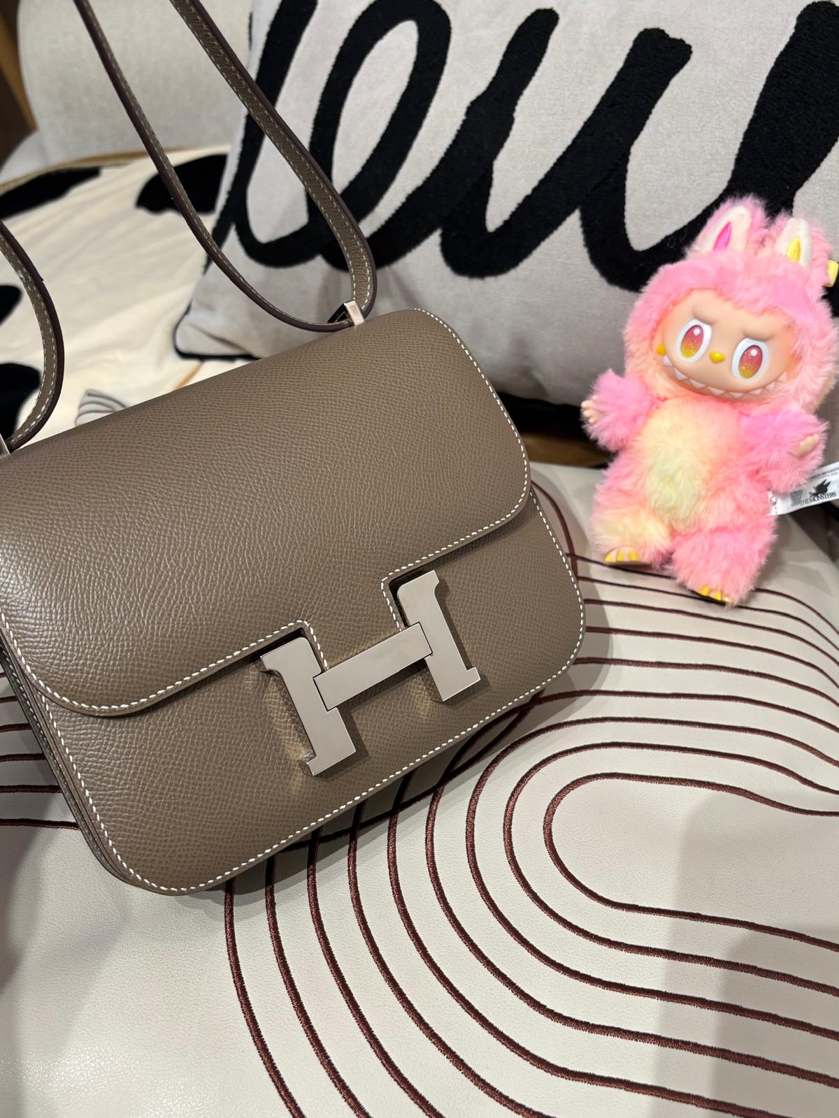 Hermes Constance mini 19 , Stamp Y 大象灰銀扣epsom 牛皮100%Authentic, 98%New ✅Dust bag ✅Box