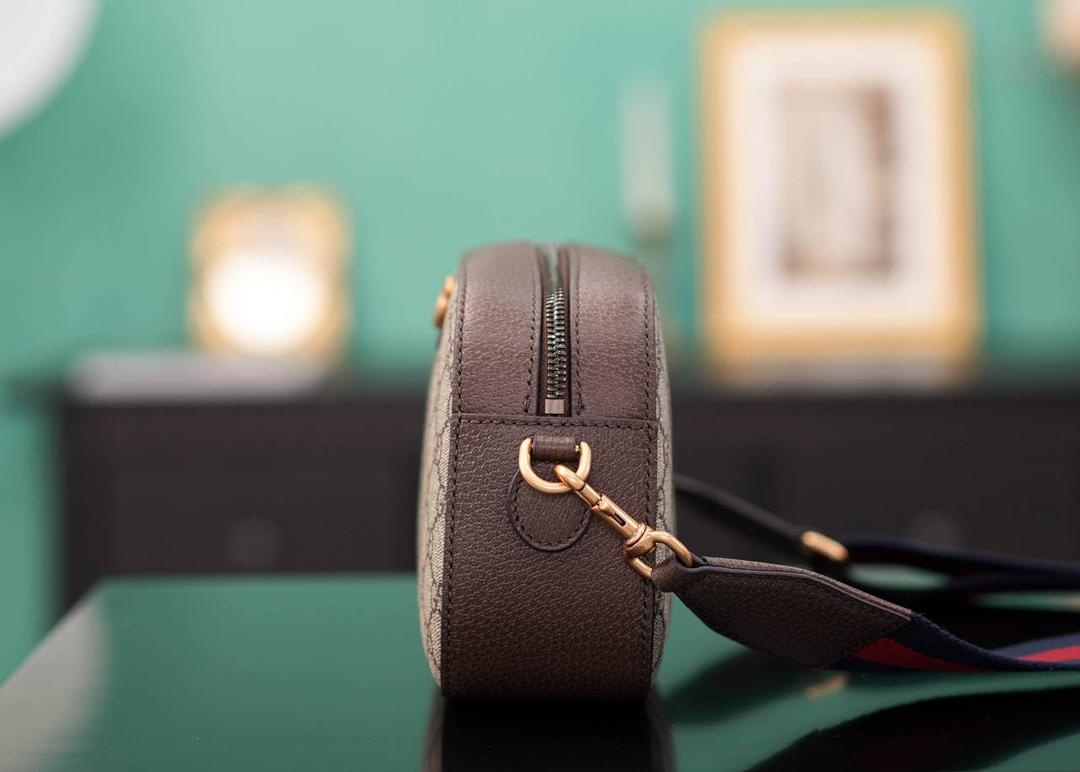 🥯Ophidia系列GG小号肩背包 棕色24cm （原厂皮 全铜五金） 正品售价¥11.000 新款相机包，宽肩带随性帅气， 红蓝织带的搭配，让整个包身的复古感更强烈 容量超级大，背起来没什么负重感，巨实用 百搭四季通用！非常日常好背的一款包 官方款号 752591 尺寸：24x15x7cm