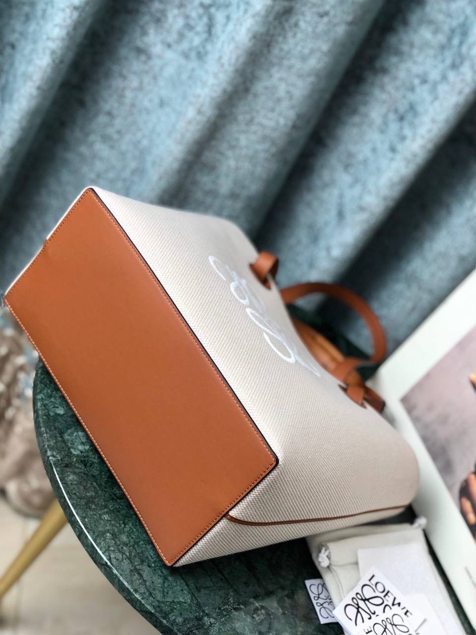 🔈 I LOE❤WE YOU 全新 Anagram Tote 印花🌸托特包 ✅ #曾黎同款# 优雅知性，气质十足 将品牌经典图案融入皮革其中，形成了一个标志 里外牛皮革与编制提手让整个包都挺括了起来，质感满满，将实用性最大化，容量感人，十分适合日常，不禁感叹Lo罗家的细节与品质！ 尺寸:29-14-25cm 型号:652052布配棕