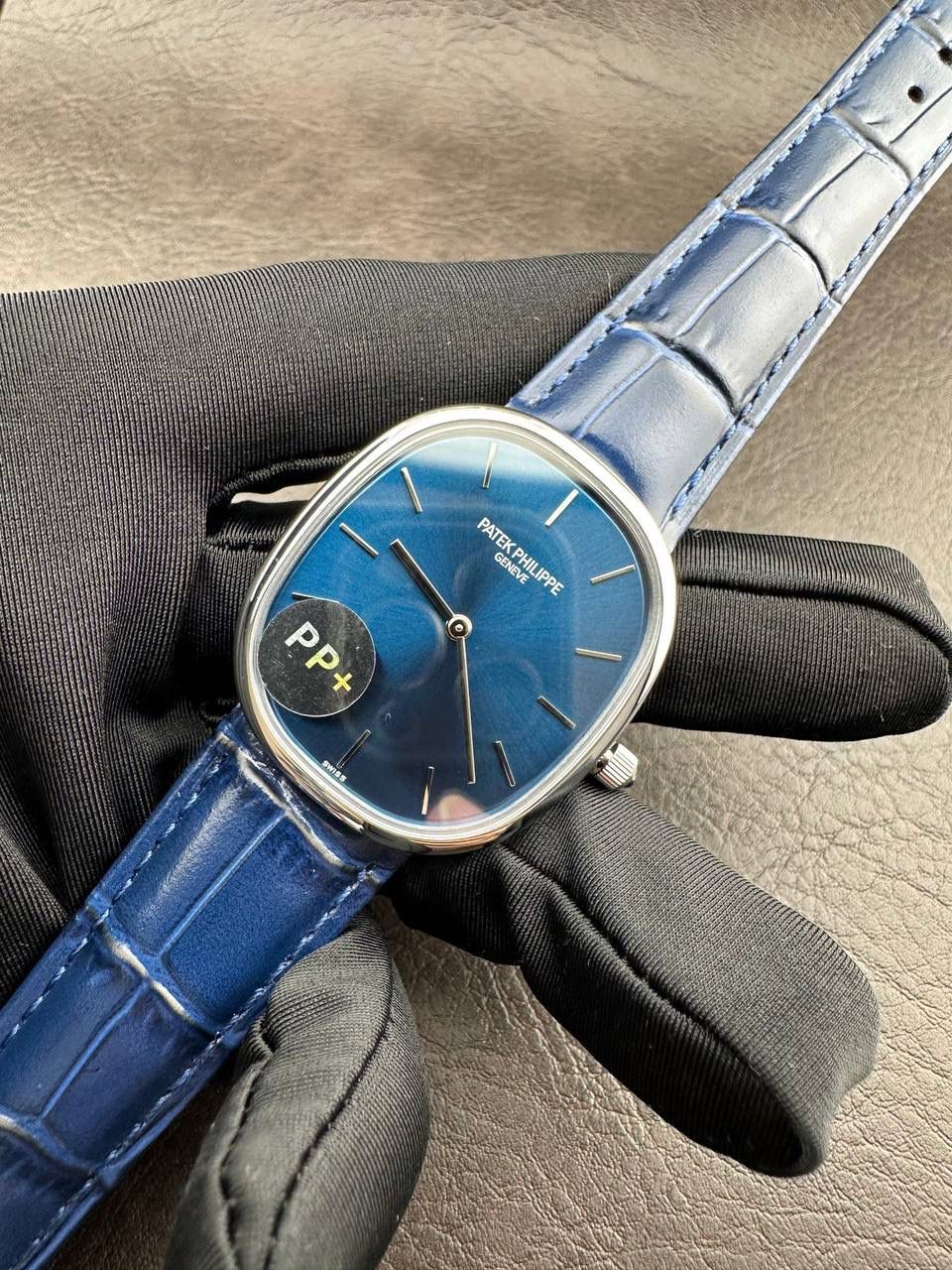 PP➕ Factory2025新品首发｜百达5738系列 68克配重版 复刻经典，更胜经典——GOLDEN ELLIPSE 黄金椭圆腕表重磅登场！ ✅ 黄金分割美学重塑：遵循1:1.6181经典比例，34.5MM×39.5MM椭圆表径搭配7.7MM纤薄厚度，复刻古典韵味与佩戴舒适度。 ✅ 316L精钢表壳：介于圆形与矩形之间的别致椭圆轮廓，还原原版线条张力，质感细腻出众。 ✅ 3D立体云贝母表盘：专属浮雕打印工艺，折射神秘深邃光泽，告别市面暗淡平庸款，上手自带高光。 ✅ 定制进口小牛皮表带：21X16尺寸对版原配，搭配同型椭圆表扣，与表壳设计遥相呼应，贴合手腕更显格调。 ✅ 9015精准机芯：走时稳定精准，兼顾实用性与耐用性，日常佩戴无压力。 PP➕不做“远观款”，只为呈现最接近原版的真实佩戴体验——从细节质感 to 上手触感，每一处都经得起近距离审视，让经典韵味在腕间完美延续！