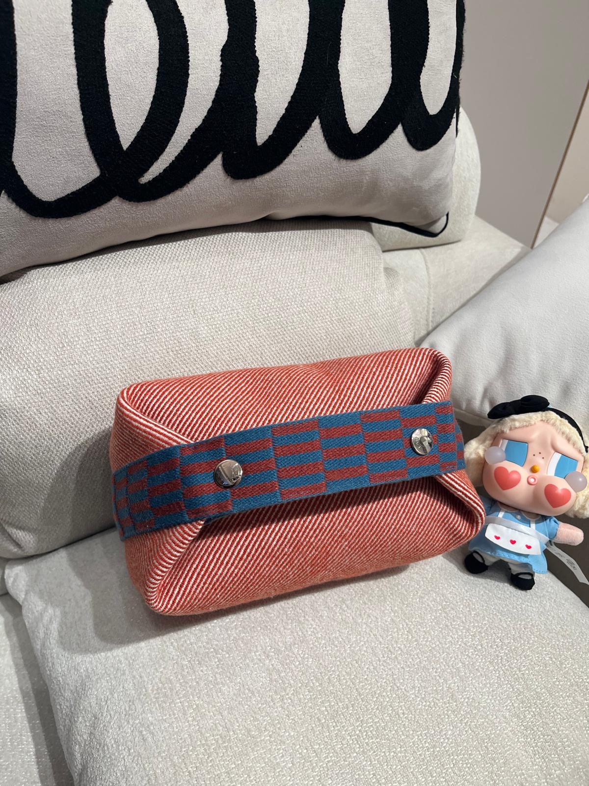 未使用品 Hermes 飯盒包 PM     100%Authentic ,unused  