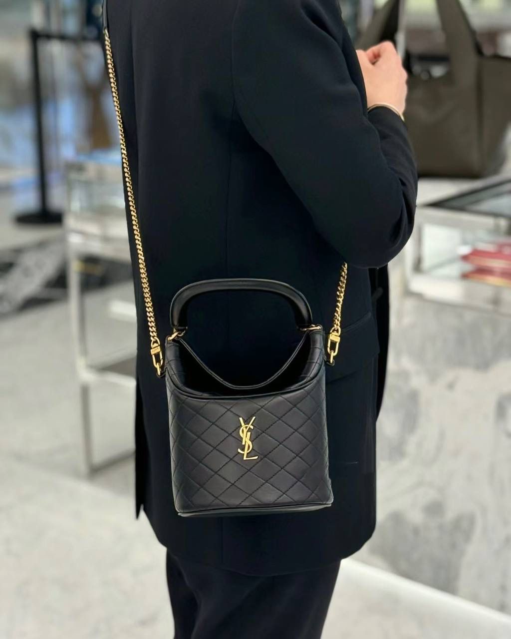 ys1 gaby手提水桶包🍳 哒啦啦，又有新款啦 gaby的延伸系列小水桶 有点像驴家的薯条包🍟 但是它来得更精致 毕竟是小羊皮材质的 手提着真的好好看咯 翻盖的设计更方便取放物品 私密性和安全性也比敞口的更好 一整个大心动！！ 19×17×15cm763961m