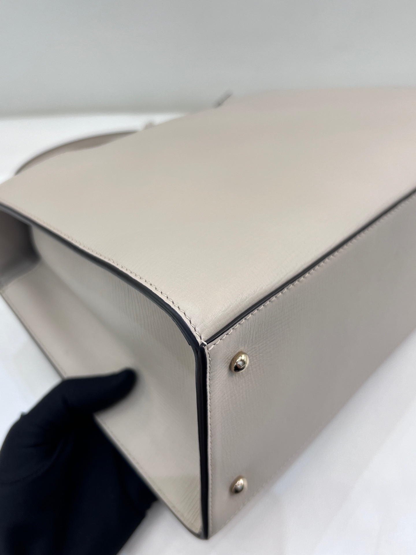 【預訂貨品】閒置新⭐️  Ferragamo Letty系列米白色牛皮斜孭包