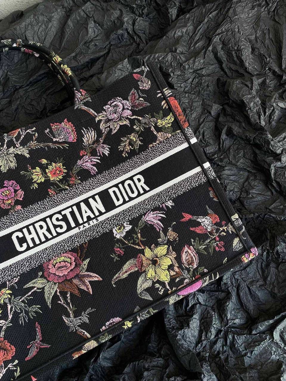 🈶植物花园，黑色大号 𝗖𝗗 𝗕𝗼𝗼𝗸 𝗧𝗼𝘁𝗲 23早春度假系 浪漫的花卉刺绣，细节感非常强了 栩栩如生，不言而喻的精湛刺绣工艺 握住只有你的花花世界吧 42×35×18.5cm