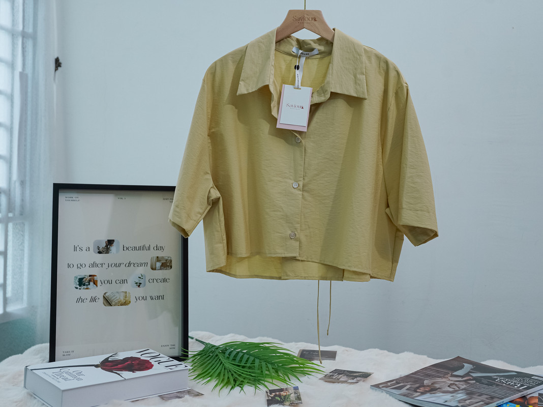 Short Sleeve Shirt with Back Tie and Split Hem Design‖ 后系带开叉设计短袖衬衫上衣 KR01111161