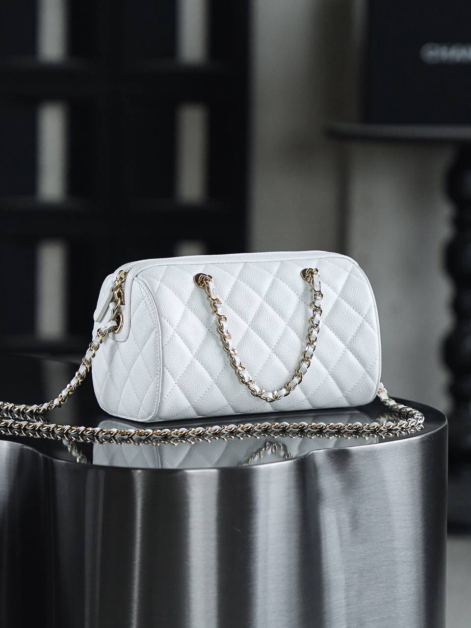 25P迷你保龄球鑒定版👜 一包一碼 支持全球鑒定查驗身份證原廠專G Hass皮料過關清單資料可査詢 25P春夏季的黑馬波士頓保齡球！ 時尚就是經典的輪回，保齡球圓筒的造型超可愛！ 包身圓潤流暢的線條，既保留了復古韻味，又融入了現代時尚感！ 五金：厚鍍14K淡金扣 皮料：Hass中球纹牛皮 尺寸：11.5*18.5*11cm