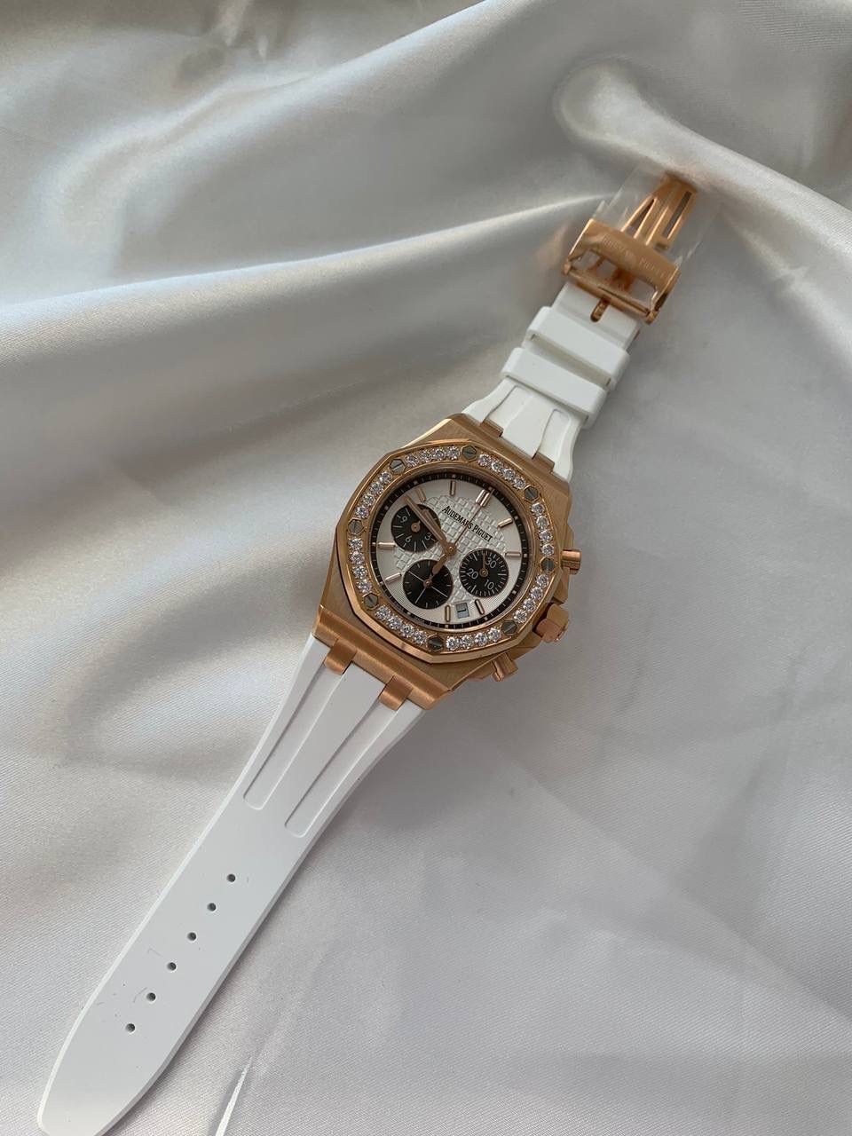 爱彼女款、小红书爆款，喜欢大表盘的女生、必备款，表盘37MM、蓝宝石防刮花玻璃，316精钢表壳、纯手工镶嵌32颗莫桑钻、搭配瑞士多功能石英机芯精准走时，表带采用进口橡胶工艺，佩戴舒适不过敏、折叠扣设计，佩戴便捷，数量有限，先到先得，多种色系，穿搭任选！