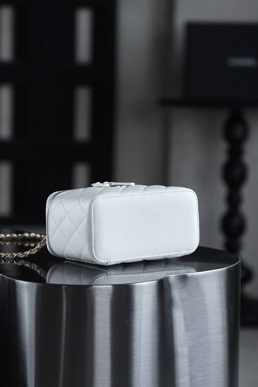 22S鏤空化妝包鑒定版 👜 一包一碼 支持全球鑒定查驗身份證原廠專G Haas皮料過關清單資料可査詢 原來這才是心動的感覺🤍 22S鏤空小盒子的出現，把精緻復古寫在臉上，白金牛簡直是白富美的標配，沒有哪個女生能拒絕帶鏡子的化妝包吧，最大號的手機也能放得下，實用性滿分！ 五金：厚鍍24k復古金 皮料：Haas原廠中球小牛皮 尺寸：16*10*8cm