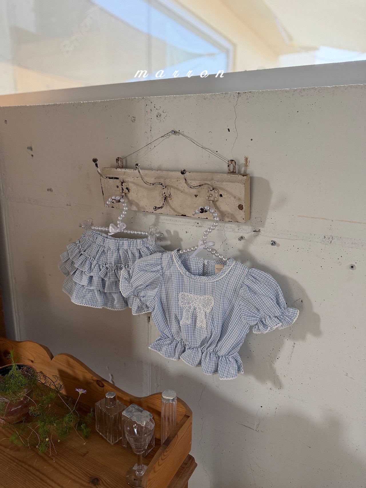 ☀️預訂 韓國直送☀️🇰🇷Marron兩色蕾絲絲帶貼花花邊格紋泡泡袖上衣