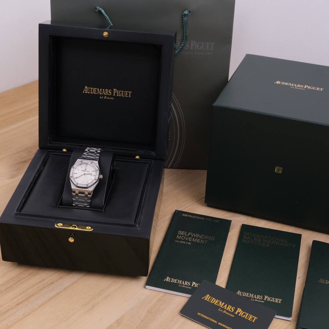 爱彼皇家橡树系列中的女士石英腕表，型号为67651ST.ZZ.1261ST.01。爱彼皇家橡树系列独有的八角形外观还拥有爱彼独特的设计风格也将女士优雅风格融入其中，深受女士们的爱戴，33毫米的尺寸，更符合国人手型，但也将爱彼独有的纯净美感与刚毅线条展现的淋漓尽致。 而镶满钻石的表圈也为佩戴的女士增添了更多的柔美跟闪烁，40颗明亮型切割合成钻 vvs级，火彩出众，总重约0.71克拉，搭载瑞士原装石英机芯、拥有实用的日历显示功能，蓝宝石玻璃镜面，超立体表盘，50米防水，7mm薄款设计，女士们佩戴起来不会显得沉重 货数量不多，吊打市场通货，配全套专柜包装，非市场那种矮小盒‼️💯😎