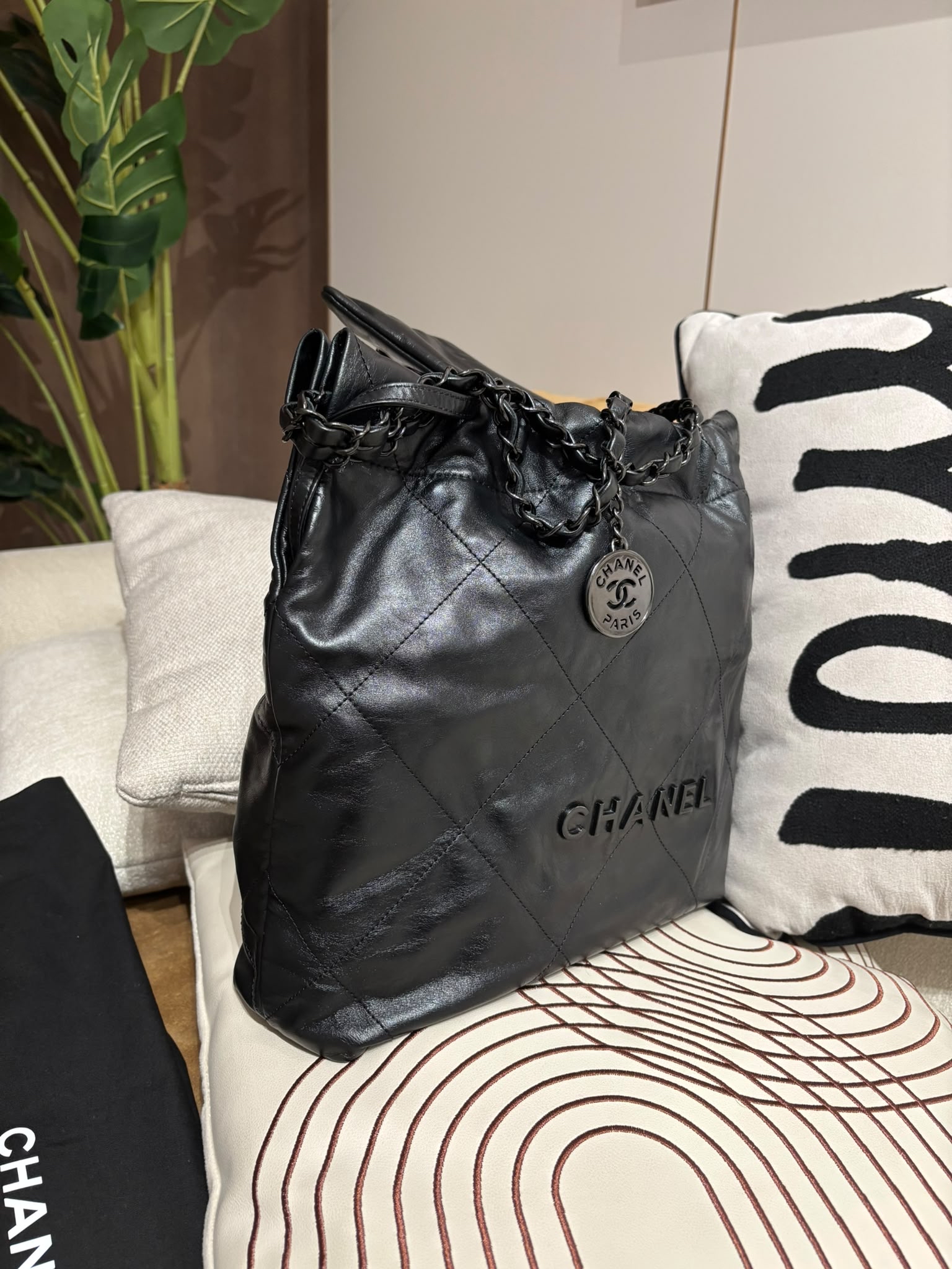 Chanel 22 small so black calfskin,100%Authentic, 95%new ，✅晶片✅Dust bag✅box