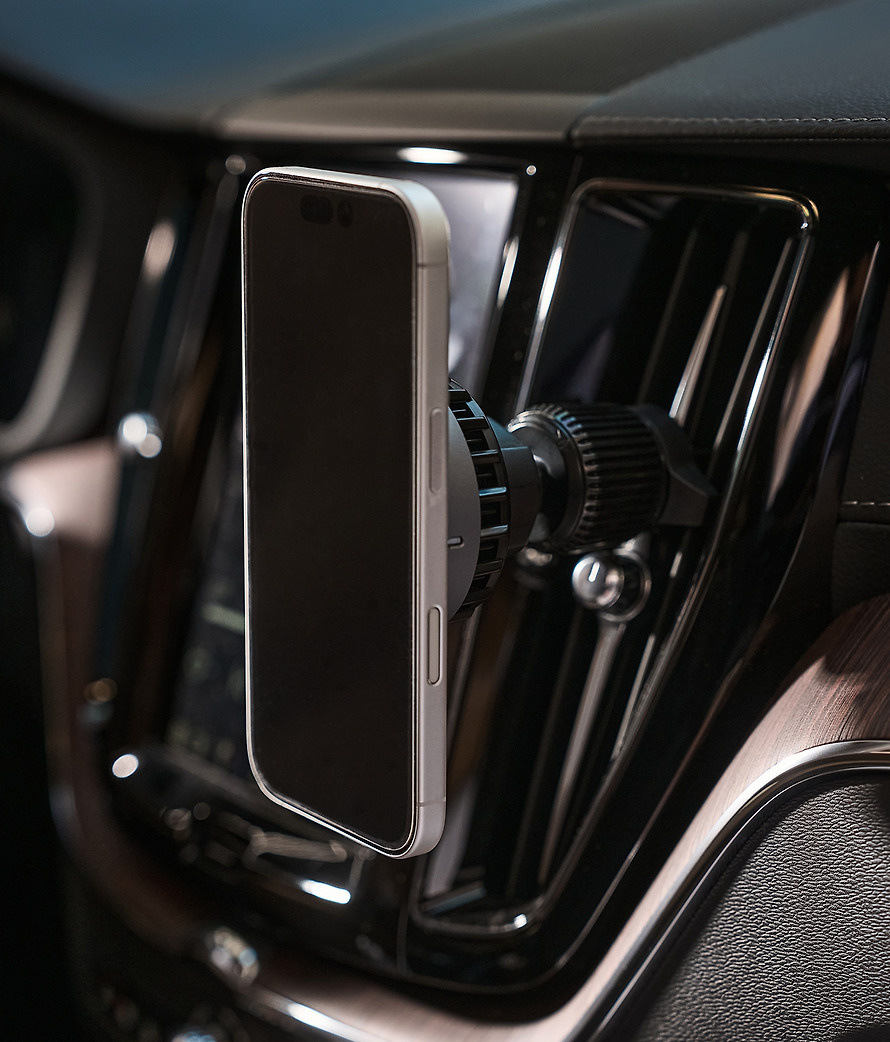 黑色 春植 MagSafe 車用充電器