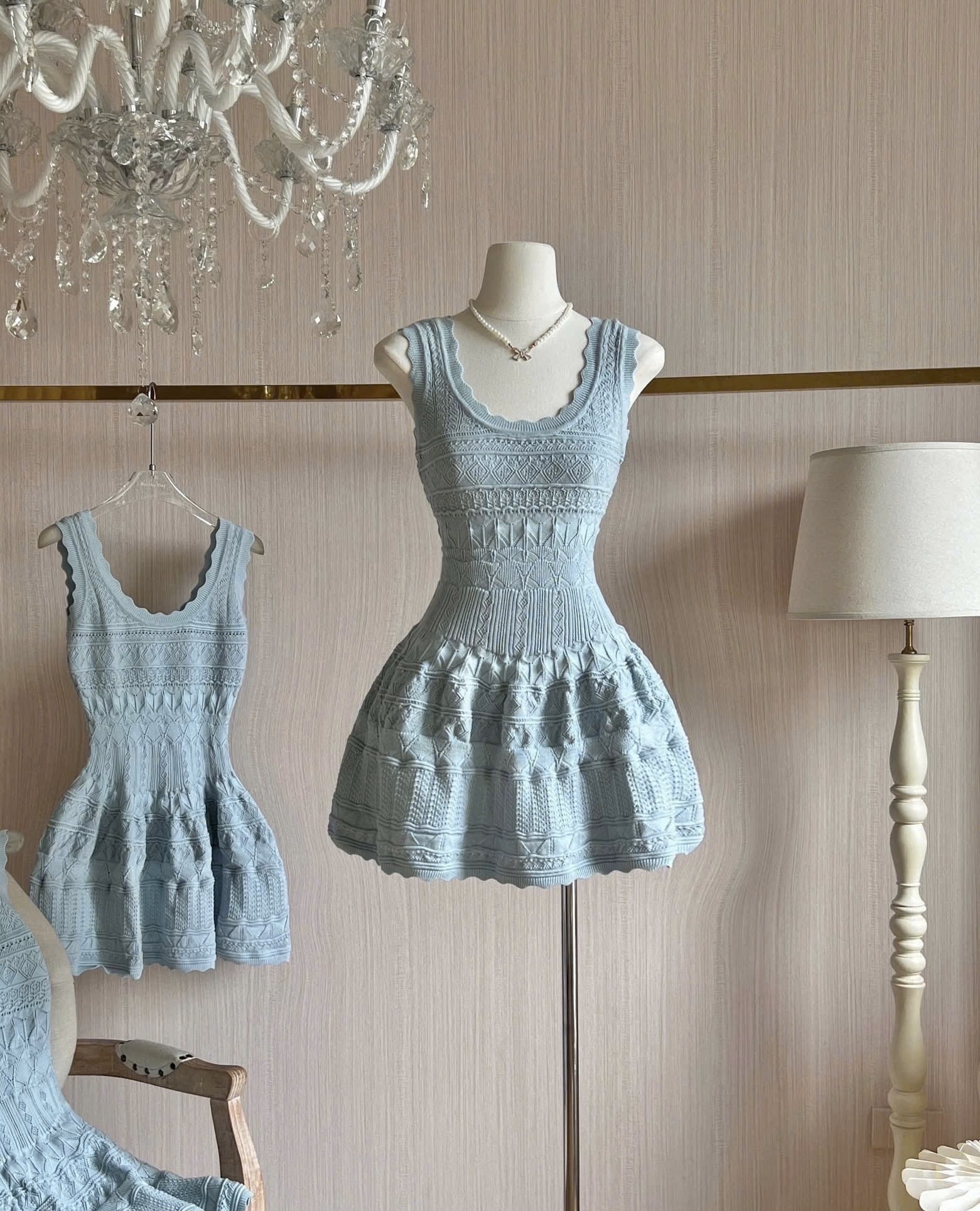 淺藍色蕾絲連身裙 