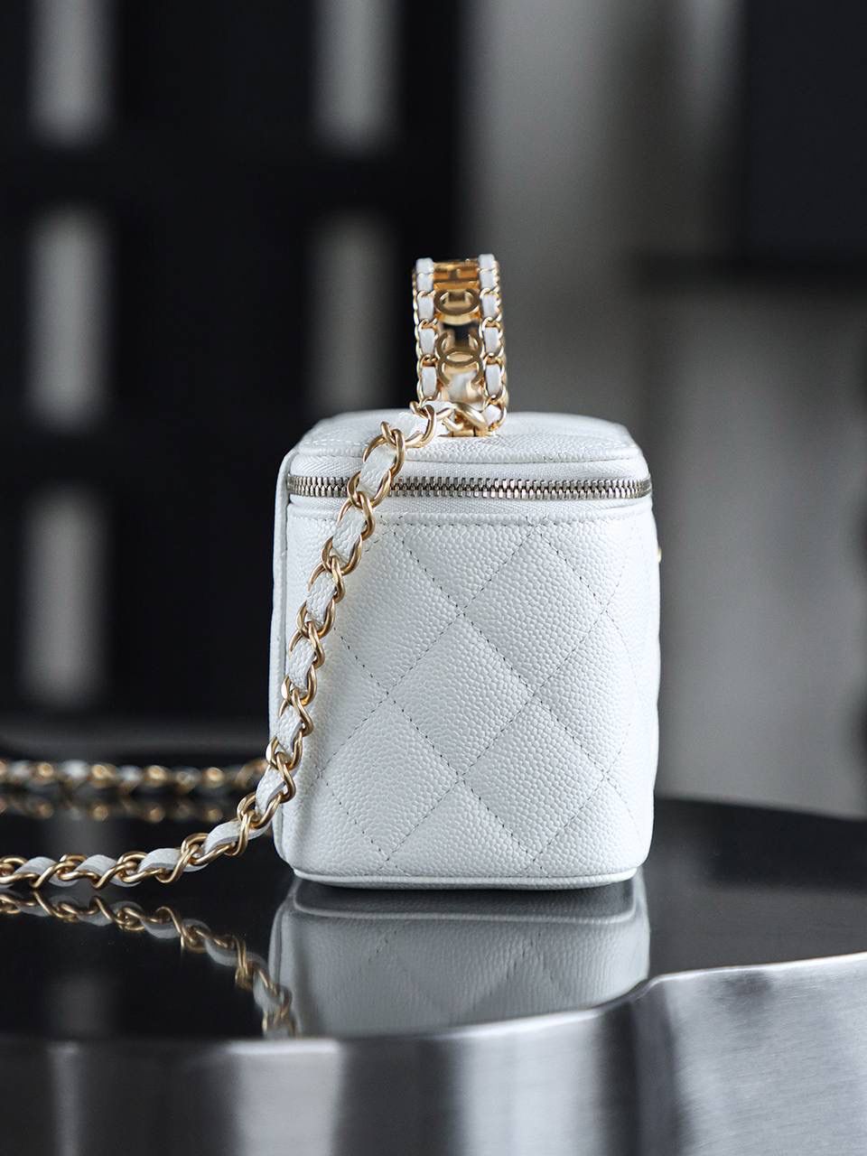 22S鏤空化妝包鑒定版 👜 一包一碼 支持全球鑒定查驗身份證原廠專G Haas皮料過關清單資料可査詢 原來這才是心動的感覺🤍 22S鏤空小盒子的出現，把精緻復古寫在臉上，白金牛簡直是白富美的標配，沒有哪個女生能拒絕帶鏡子的化妝包吧，最大號的手機也能放得下，實用性滿分！ 五金：厚鍍24k復古金 皮料：Haas原廠中球小牛皮 尺寸：16*10*8cm