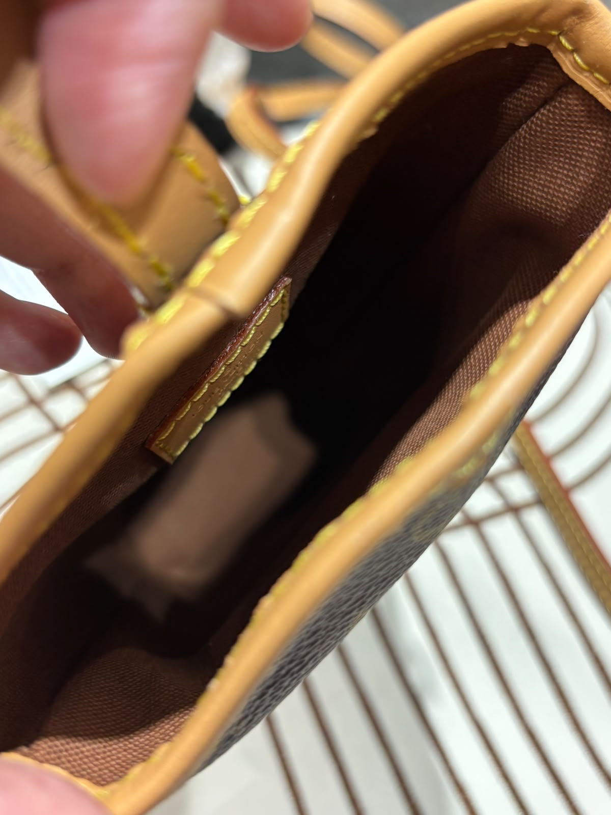 Lv Fold Me Pouch Shoulder Bag M80874 100%Authentic, 98%new ✅dust bag