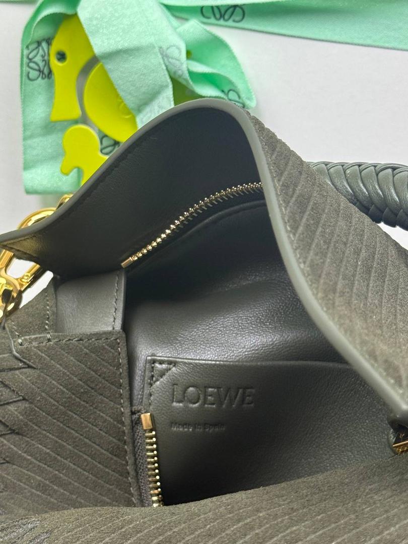 🎈最新编织手腕𝙋𝙪𝙯𝙯𝙡𝙚 ——【橄榄绿】 尺寸：𝟐𝟒-𝟏𝟎.𝟓-𝟏𝟔.𝟓𝐜𝐦 编码：062405 【配全套礼盒】 ♥️以罗家经典几何设计，搭配独特的编织手腕，绒面内里。 ♥️容量大，经典百搭，可拆卸肩带，有单肩，斜挎，手提等多样化背法。随性时髦洒脱，实用性强。 ♥️独家背景➕独家品质➕独家全套砖柜礼盒套装，市场高端品质皆在我手✌🏻