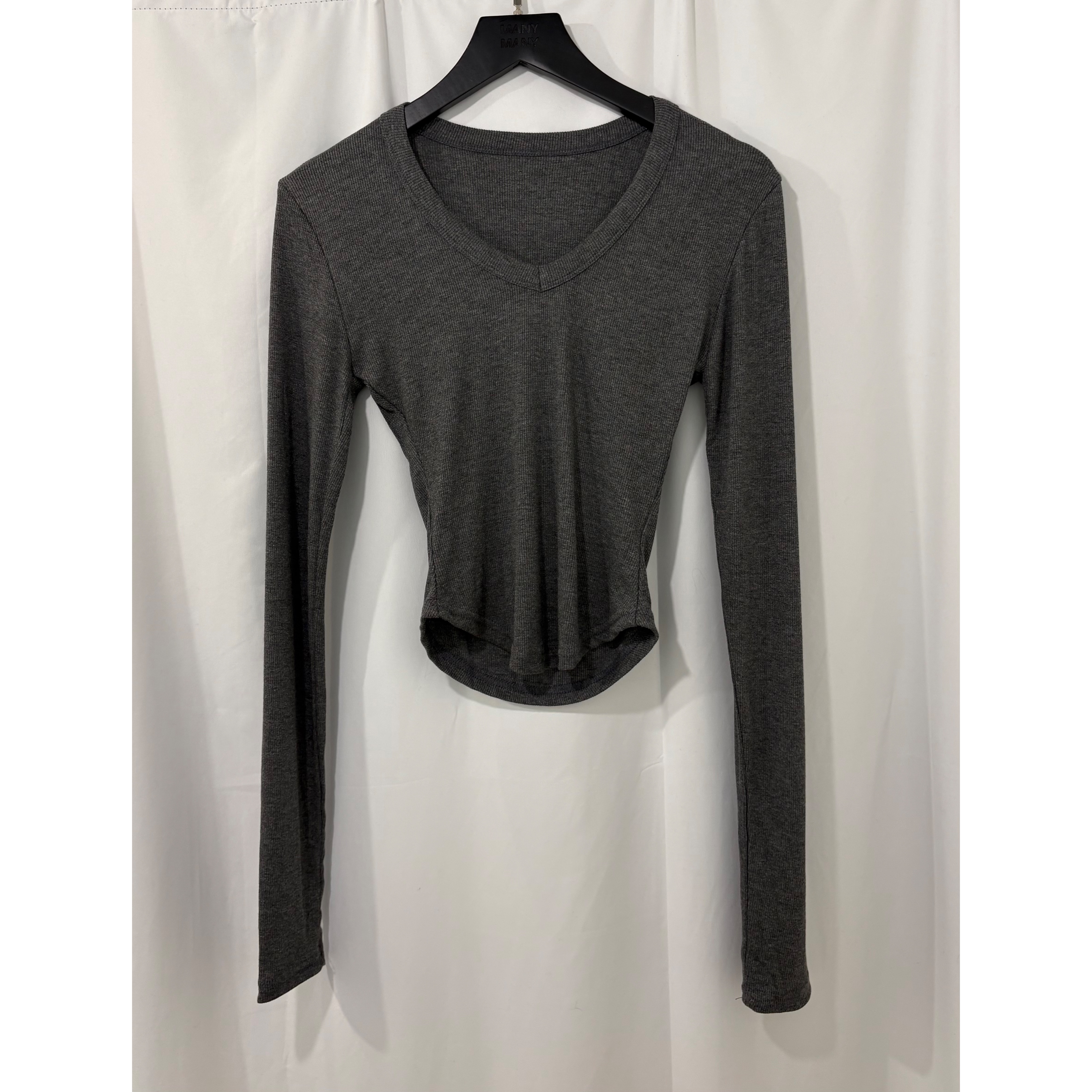 新品價9月20截單🪽2609B《UV NECK SLIM FIT CROP》