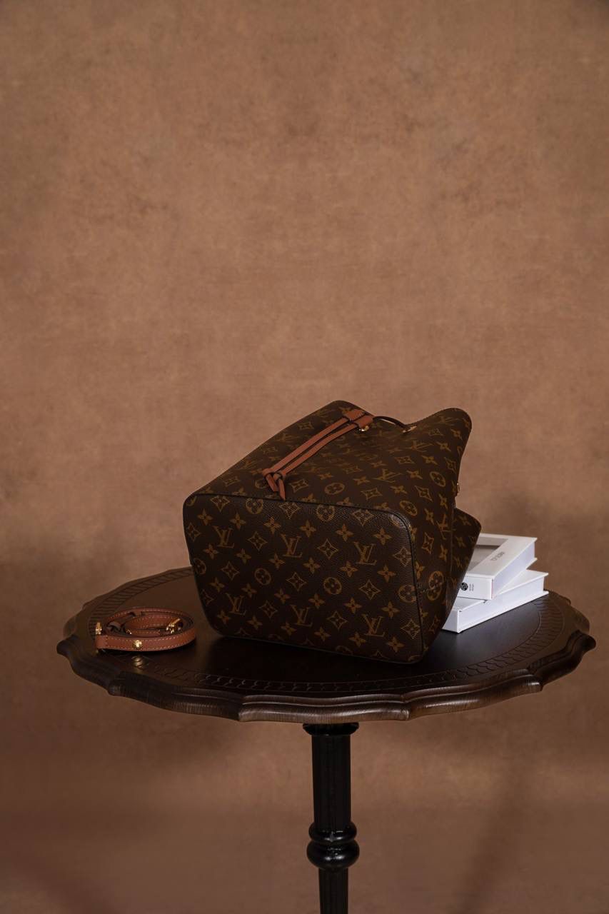 LV NÉONOÉ 水桶包 👜✨ 这款真的是经典中的经典，很多人第一只 LV 都选它！！ Size：26 × 26 × 17.5 cm，容量很可以，日常东西统统装得下～ 水桶包原型来自 1932 年的香槟袋， 经典又耐看，不分年纪，背起来都很有感觉。 又能装、又好搭，休闲穿、正式穿都 OK， 属于那种越背越喜欢、怎么都不会过时的款 💖