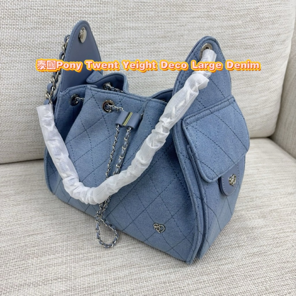 新款🔥缺貨款式🔥需訂購4-8 星期‼️‼️泰國Pony Twent Yeight Deco Large Denim‼️‼️$438今季最興既牛仔布料😍😍🔸容量大🔸配合了牛仔併銀鏈🔸容易配搭🎨顏色:👉🏻Navy Denim 👉🏻Blue 👉🏻Black📐Size : (W) 13cm x (H)20cm x (L) 26cm