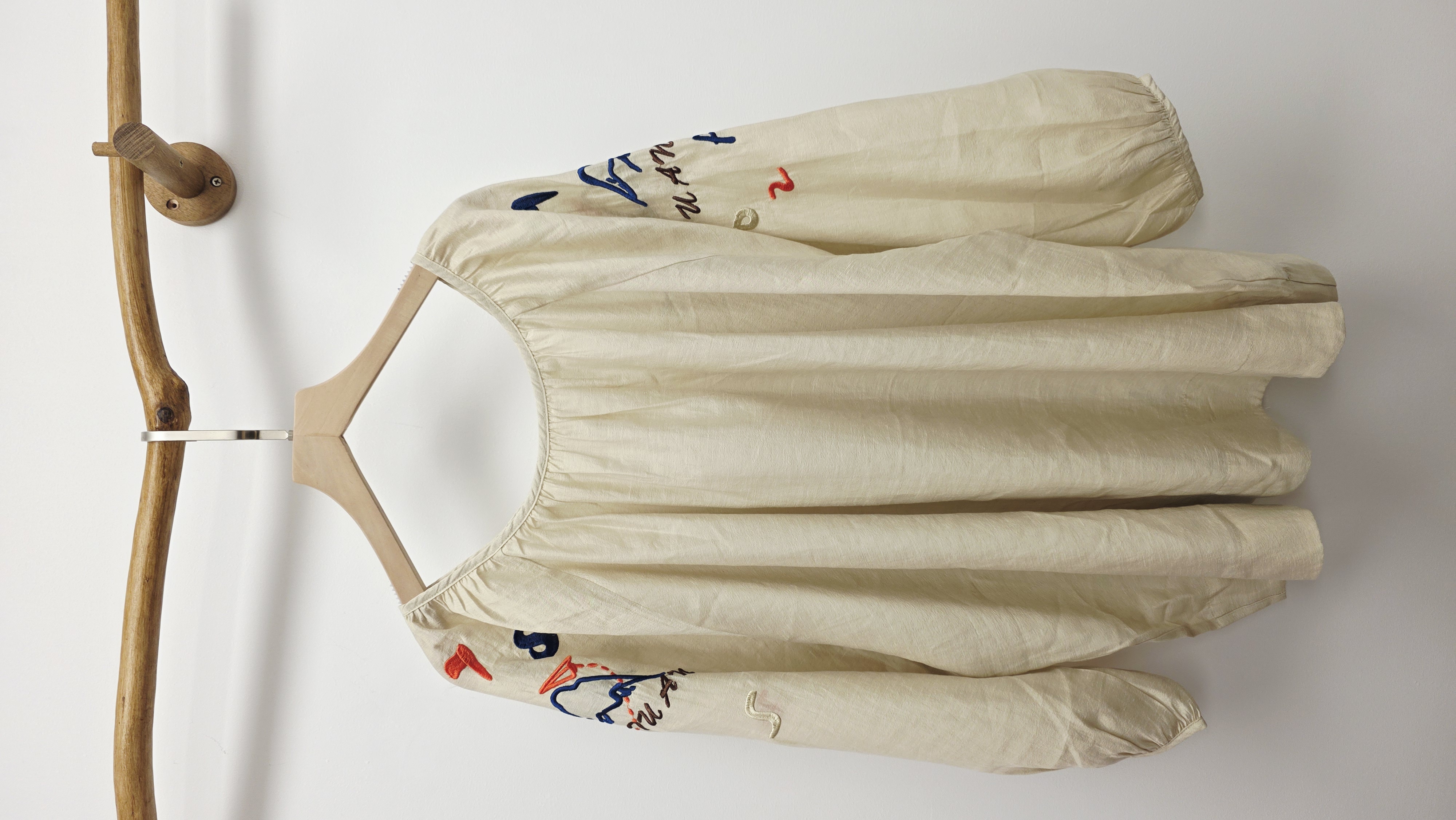 台灣品牌香檳金刺繡袖圓領衫