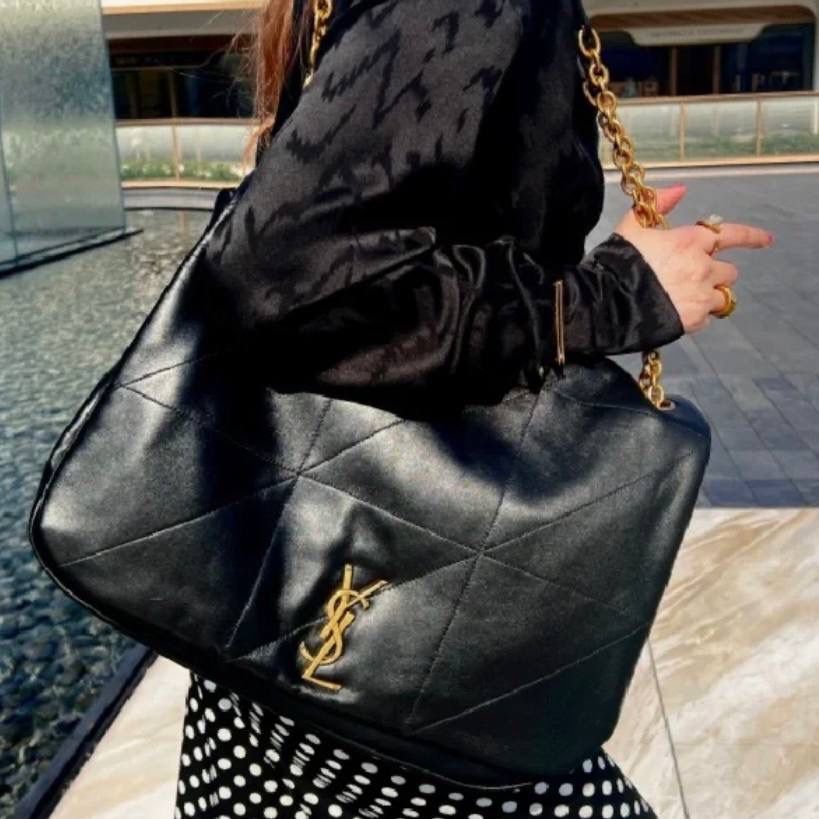 仅剩少量❗️ ys1 jamie羊皮链条大包 黑金🖤 今年的大包出一只火一只 完全宠喜欢大包的兄弟姐妹！ 链条包夏天背多了一丝呼吸感 和包包的大体量有了个对比 自重也不算很重，羊皮没有牛皮重 绝对是可以接受的重量 43×29×9cm742431m
