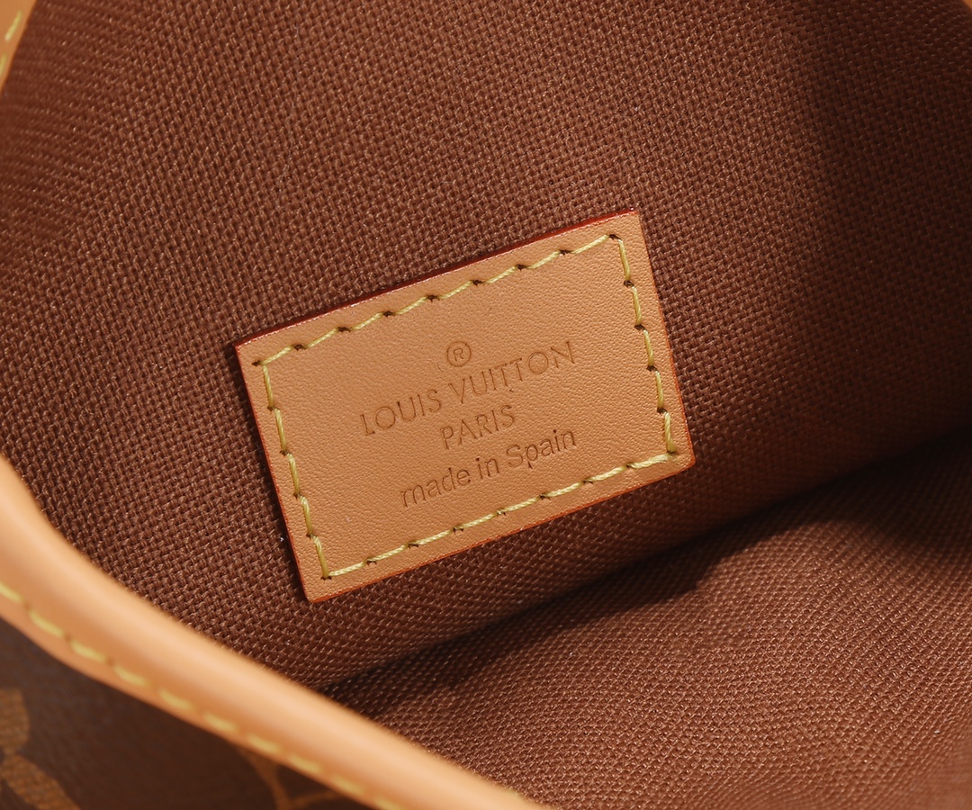 Louis Vuitton Fold Me Pouch