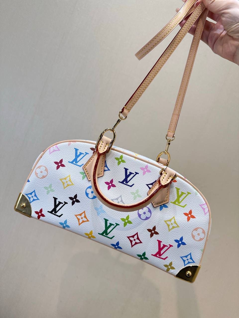 LV&村上隆 白三彩 保龄球包👜✨ 保龄球的热度不用多说吧，而且驴的保龄球是独树一帜，不是那种方方正正的，有弧度的设计更有feel～白三彩这波热度一定会持续下去，确实有那种一眼就想入的冲动，万千宠爱于一生，对于拥有了众多老花的你来说，白三彩一定要有一只～🌈🌼