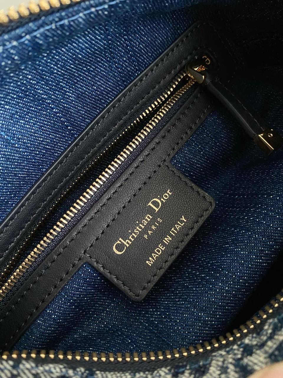 🈶牛仔蓝 𝗗𝗜𝗢𝗥 𝐠𝐫𝐨𝐨𝐯𝐞手袋·20 枕头包大家都知道 唯一的缺点就是能装 抗造hhh～ 最近最火热度最高的一定是𝙳𝚒𝚘𝚛 𝚐𝚛𝚘𝚘𝚟𝚎 当之无愧了吧！ mini小巧可爱， 最火爆 小号实用性强，推荐五颗⭐ 中号率性酷飒，适合165cm以上的妹子 日常出门容量绰绰有余 20.5 x 13.5 x 12cm #7023m