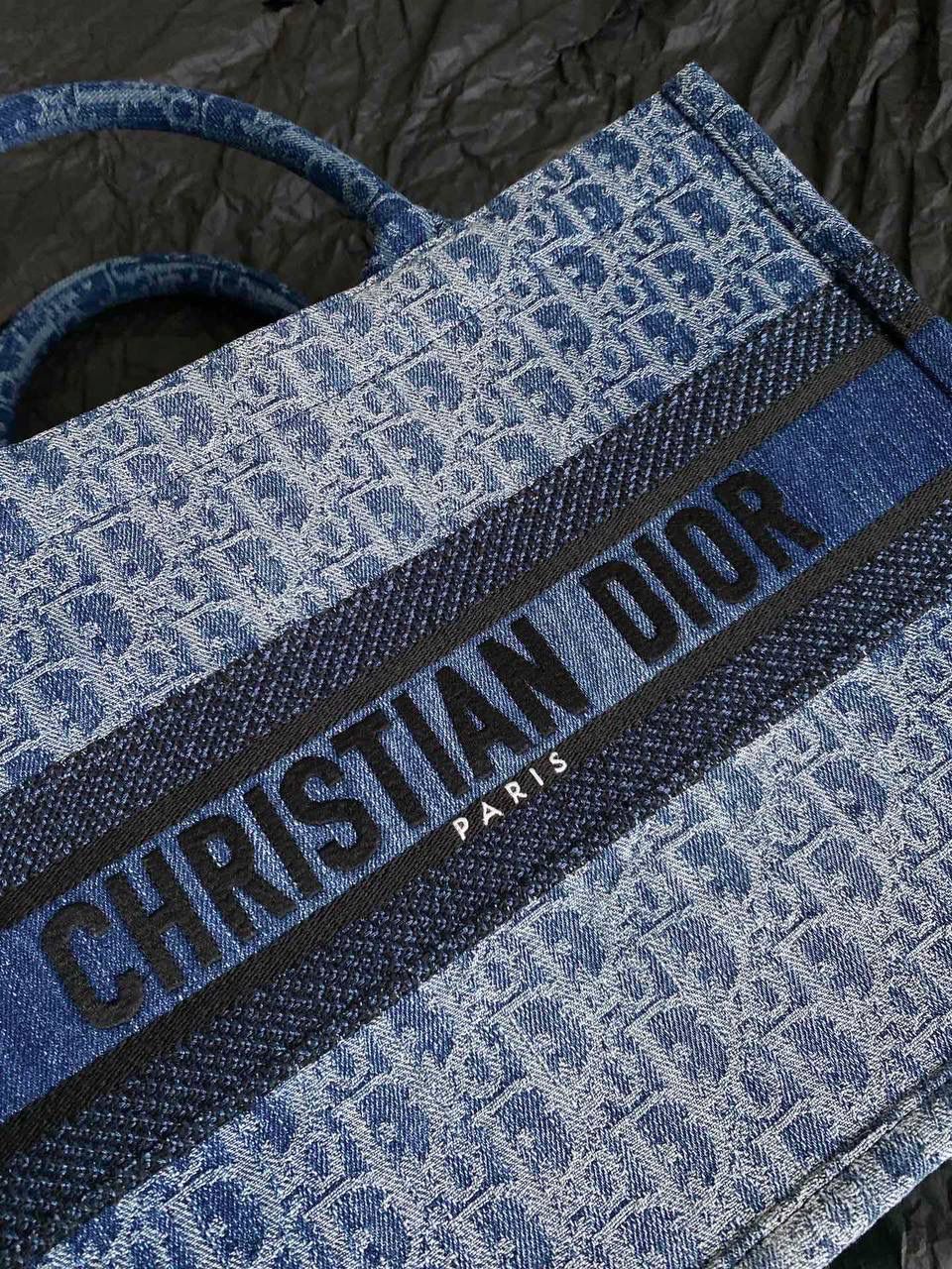 🈶牛仔蓝中号 𝗖𝗗 𝗕𝗼𝗼𝗸 𝗧𝗼𝘁𝗲 24石洗丹宁 这期的牛仔系列真的超爱！ 它的热度不亚于任何一只经典款 深蓝色丹宁➕经典的Oblique印花， 不规则石洗效果，渐变感特别且帅气 牛仔很百搭也没有什么季节性， 所以这系列是既特别又经典 不怕过时🤟🏻😎 姐妹们可以放心冲！ 36×27.5×16.5cm