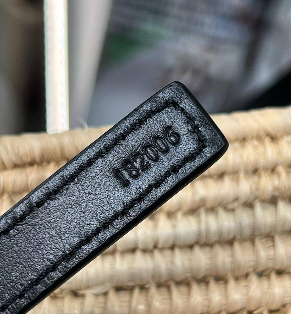 𝗟𝗼𝗲𝘄𝗲 𝗕𝗮𝘀𝗸𝗲𝘁手袋 面料：进口棕榈纤维/牛皮 编码：182006 颜色：渐变黑/白 尺寸：28*20*10cm （下单须知：‼️由于天然纤维材料特别，带毛刺，日照时间长短不同，颜色会略有变化，纯手工制作，每个包的尺寸也会所不同‼️） 这款菜篮子做工比之前愈加细腻，背上不会显得笨拙,反而衬得小巧精致、时尚清新,草编与小牛皮的搭配,更显随性自然。 🏷️小Tips：防尘袋可放内里做内胆收纳包使用哦