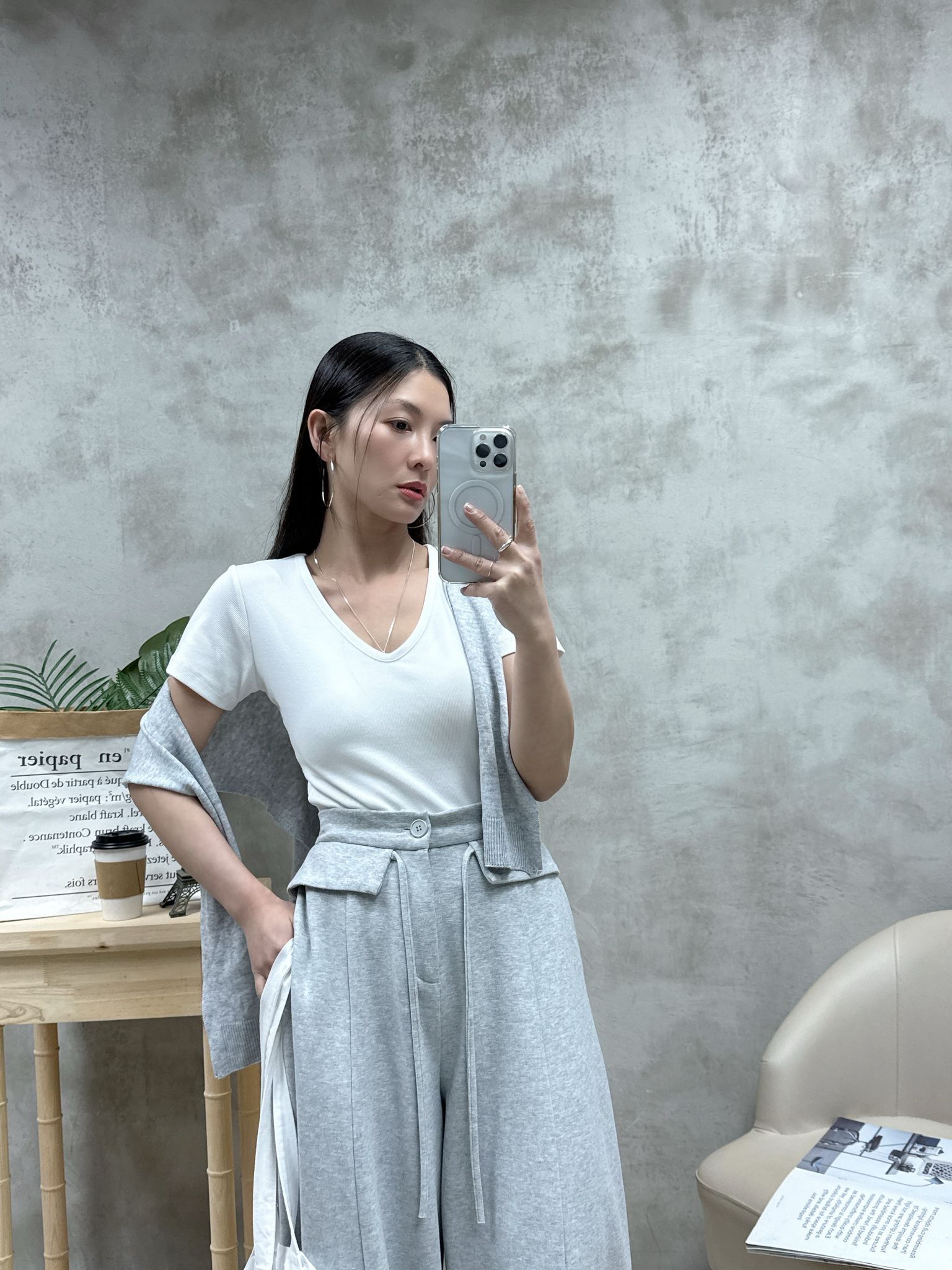 C13 V領暗紋骨感Tee