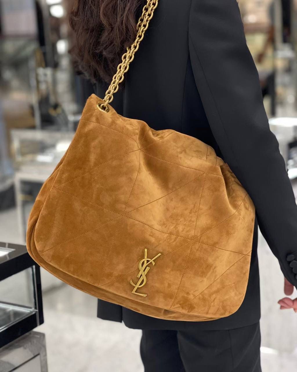 销量王🔥 ys1 jamie羊皮链条大包 麂皮棕 第2批到❗️这个羊皮，zp是微微珠光感的 市场上现在出的都是哑光的羊皮 背出去可以说是一眼jia🥲 小包用不对版或者差一点的皮还说能浑水摸鱼 但是大包真的不行😂 要不是为了等这个正确版原厂皮 我们早就出货了！还有五金也是全部等对版的 包括小小的一个鸡眼，一点都不能马虎 需要高品质的bb跟我走，不会错！ 43×29×9cm742431m