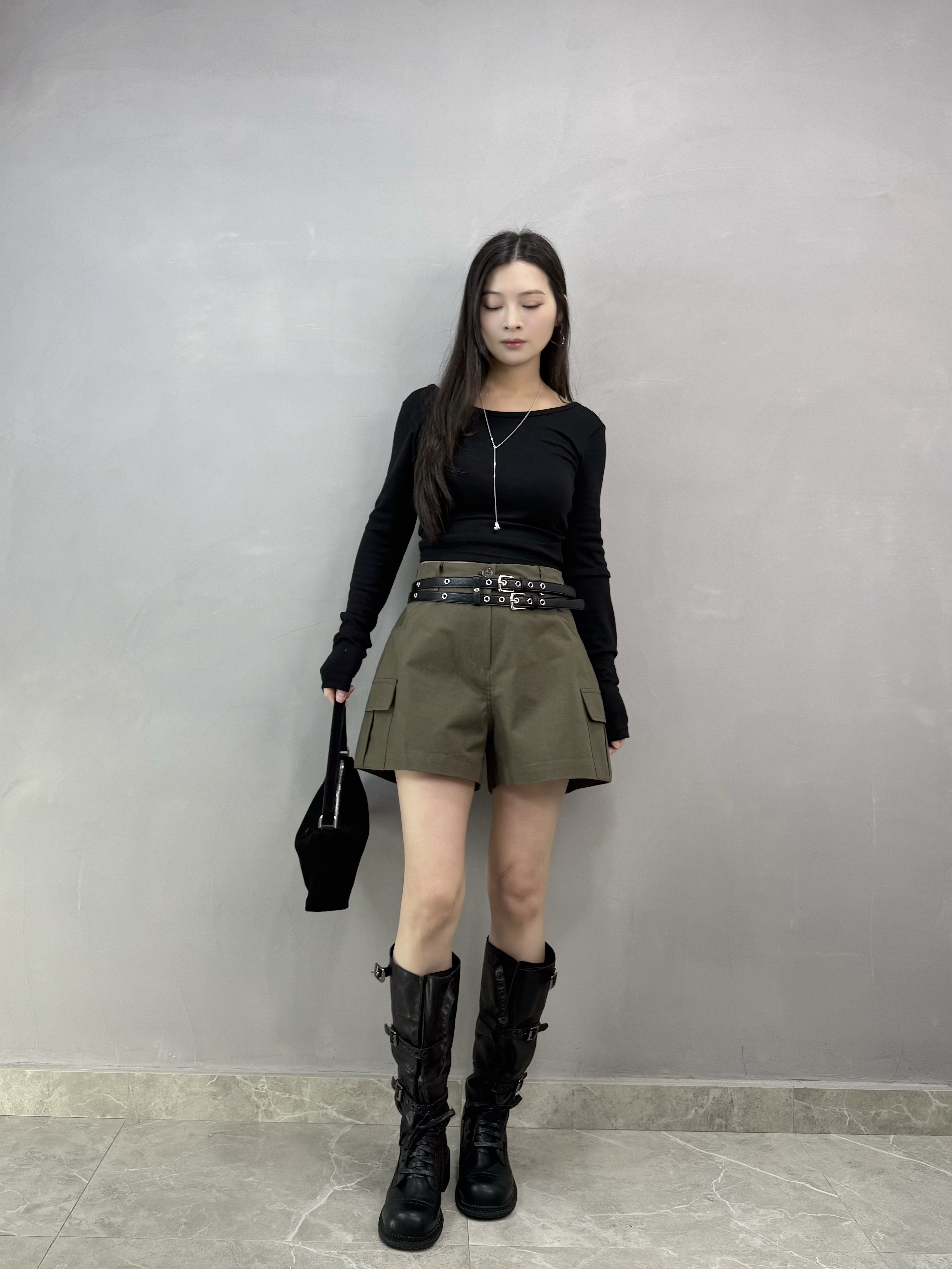H05 後扭結露背tee