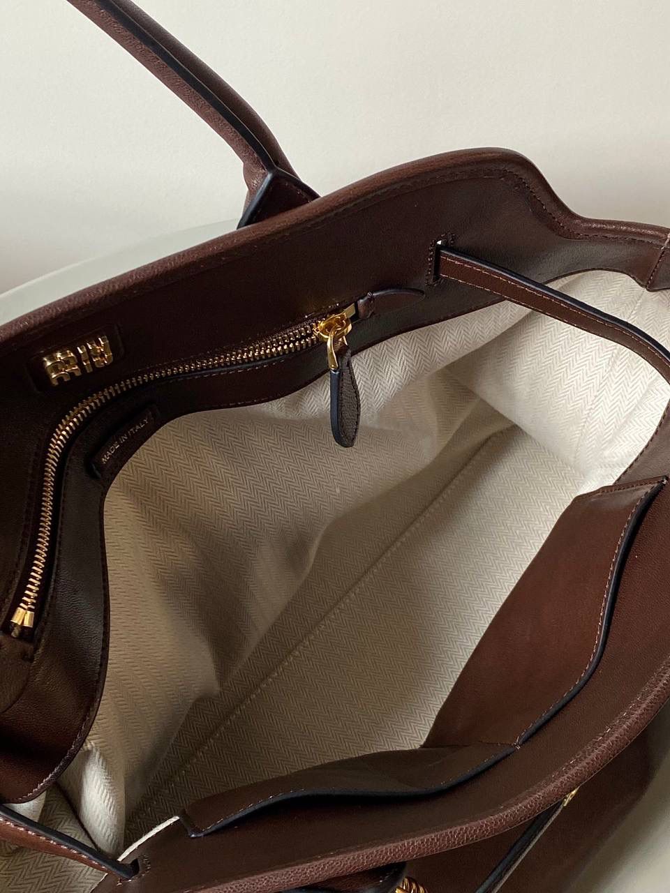 🈶石南木色 𝗠𝗶𝘂𝗠𝗶𝘂24秋冬手提包 今年这只巧克力色 给调色师跪下了！ 一整个浓浓的秋冬氛围感，已经开始期待秋天了 不管是皮质还是色泽都超有质感 根本爱到不行啊 近两年miu水涨船高，爆款制造机 出什么火什么，杀疯了已经，都去冲 31×40×13cm #F0023m