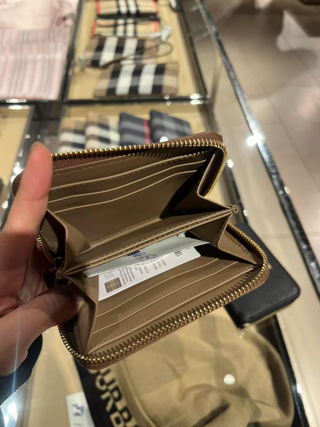 預購 Burberry🌈🌈折扣款 全皮拉鏈卡包 Sale