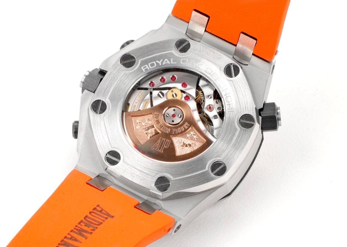 🚀AP爱彼皇家橡树系列水果腕表💯 型号：26703 跑秒计时自动机械男表 搭载原版cal.3124机芯 直径：42mm 超强夜光 1.表壳材质选用的316L精钢，经过CNC一次成型锻造了42mm的表径，表壳在经过拉丝工艺多次打磨抛光后做到了无懈可击，包括螺钉也一致还原 2.表盘字面格纹错落有致，立体感很强。刻度线粗细程度以及长短均与正品保持一致。条钉时标内部填充超强夜光材料。两组小圆盘对称分布，就像两只小眼睛。盘面内有一圈一圈的放大环，细节处理很到位。 3.橡胶表带表面的磨砂质感很强.采用无味不沾灰尘的进口橡胶，只为提高佩戴的舒适感 4.前后玻璃都采用蓝宝石水晶镜面玻璃，镜面通透性也很强。这款腕表采用3124机芯，做到了外观和正品的极其相似，走时精准稳定！！！