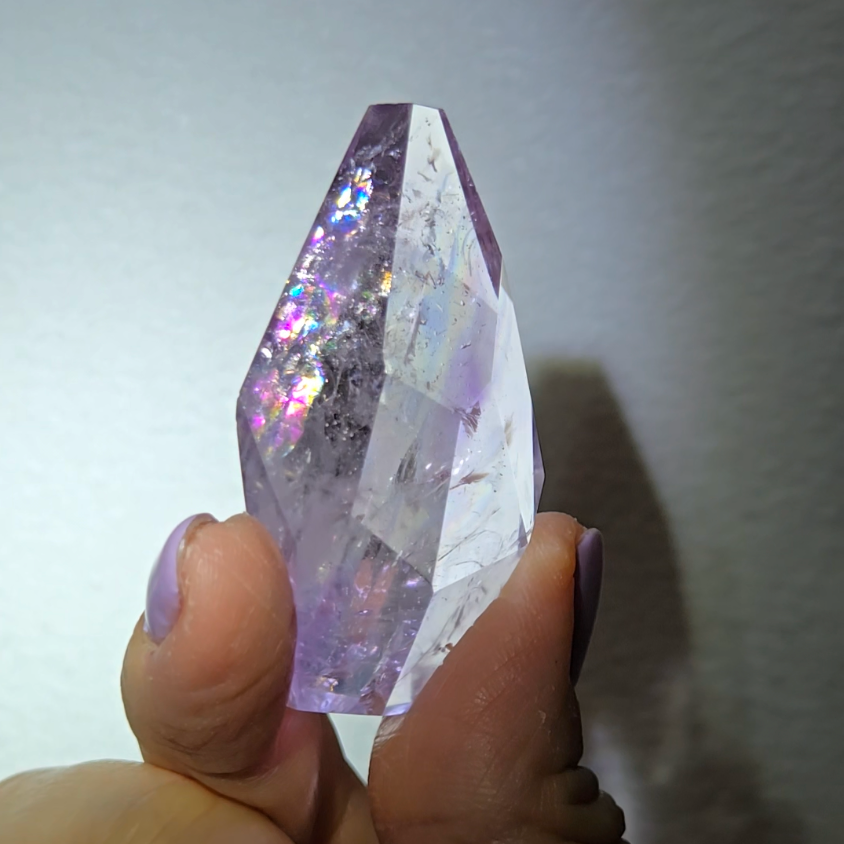 Amethyst pocket stone with rainbows and phantoms - AM68