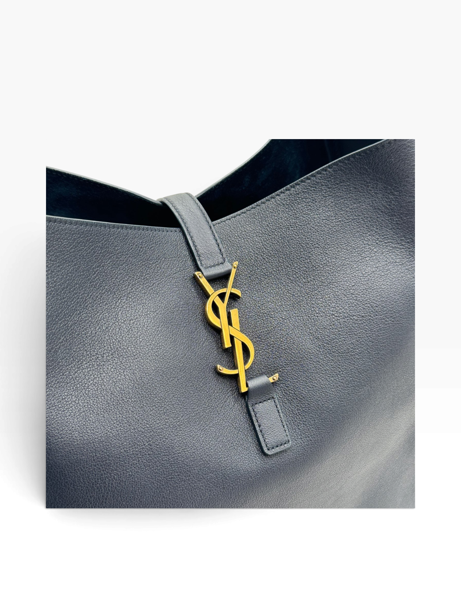 Unused item YSL hobo Y9146