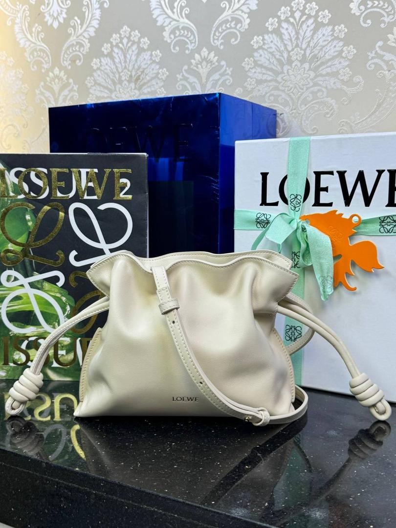 全新升级—𝙁𝙡𝙖𝙢𝙚𝙣𝙘𝙤出货啦✅ ❤️升级版福袋正面新增品牌烫金𝙇𝙤𝙜𝙤代替压印𝙇𝙤𝙜𝙤，肩带加宽同时增加两侧狗扣五金代替原本皮穿扣肩带，精致又便捷🥰 ❤️独家定制皮料五金，小牛皮皮质手感十分柔软且耐用，肩带🉑拆卸🉑调节，多种背法任你选择，容量超大，日常出行必备😍 ❤️独家品控，完全对版细节，全套礼盒🎁包装给你满满的仪式感🥰 迷你尺寸：𝟮𝟯.𝟵-𝟭𝟴-𝟵𝗰𝗺 款号：052030安哥拉白