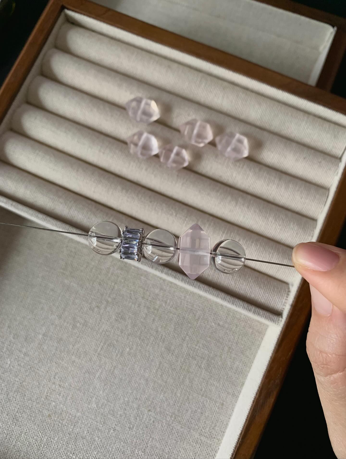 双尖粉晶 ｜Rose Quartz11x17mm RM18 双尖粉晶的功效主要有招桃花和增进人缘，能帮助单身人士吸引桃花运，也能改善人际关系和生意缘，同时还能提升个人魅力，使人散发自信和魅力。此外，它还被认为有美容养颜的功效，并与心轮对应，有助于加强心肺功能A double-terminated rose quartz crystal’s benefits are a combination of its dual-ended shape, which allows for bidirectional energy flow, and its inherent properties as rose quartz, focusing on love, healing, and emotional well-being. This combination makes it ideal for energy balancing, crystal grids, and meditation, and can help open and heal the heart chakra, soothe stress, and release negative emotion#双尖粉晶 #粉晶搭配 #天然水晶 #水晶手串 #水晶diy #定制水晶 #crystals #rosequartz #马来西亚水晶网店