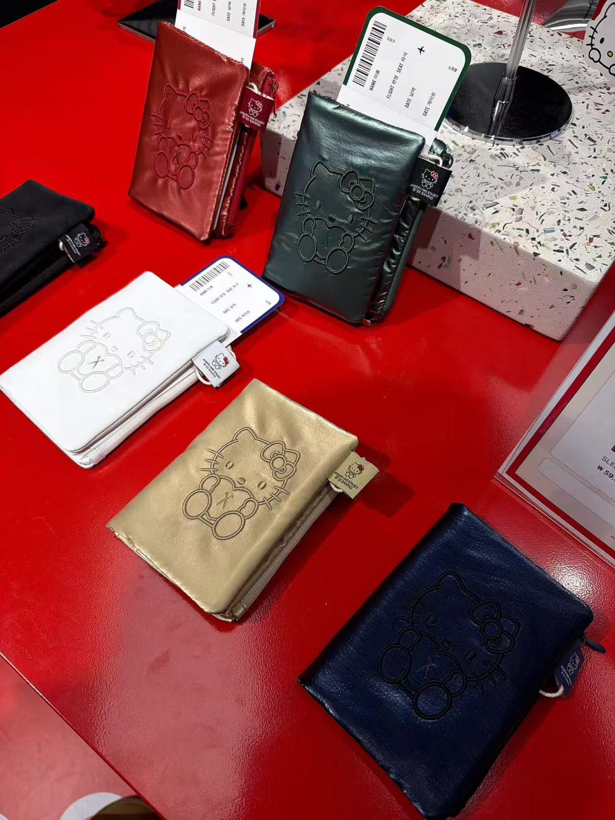 🇰🇷JOSEPH & Hello Kitty 聯名 Passport Case首爾限定 金色 紅色 聖誕後到貨🙏🏻