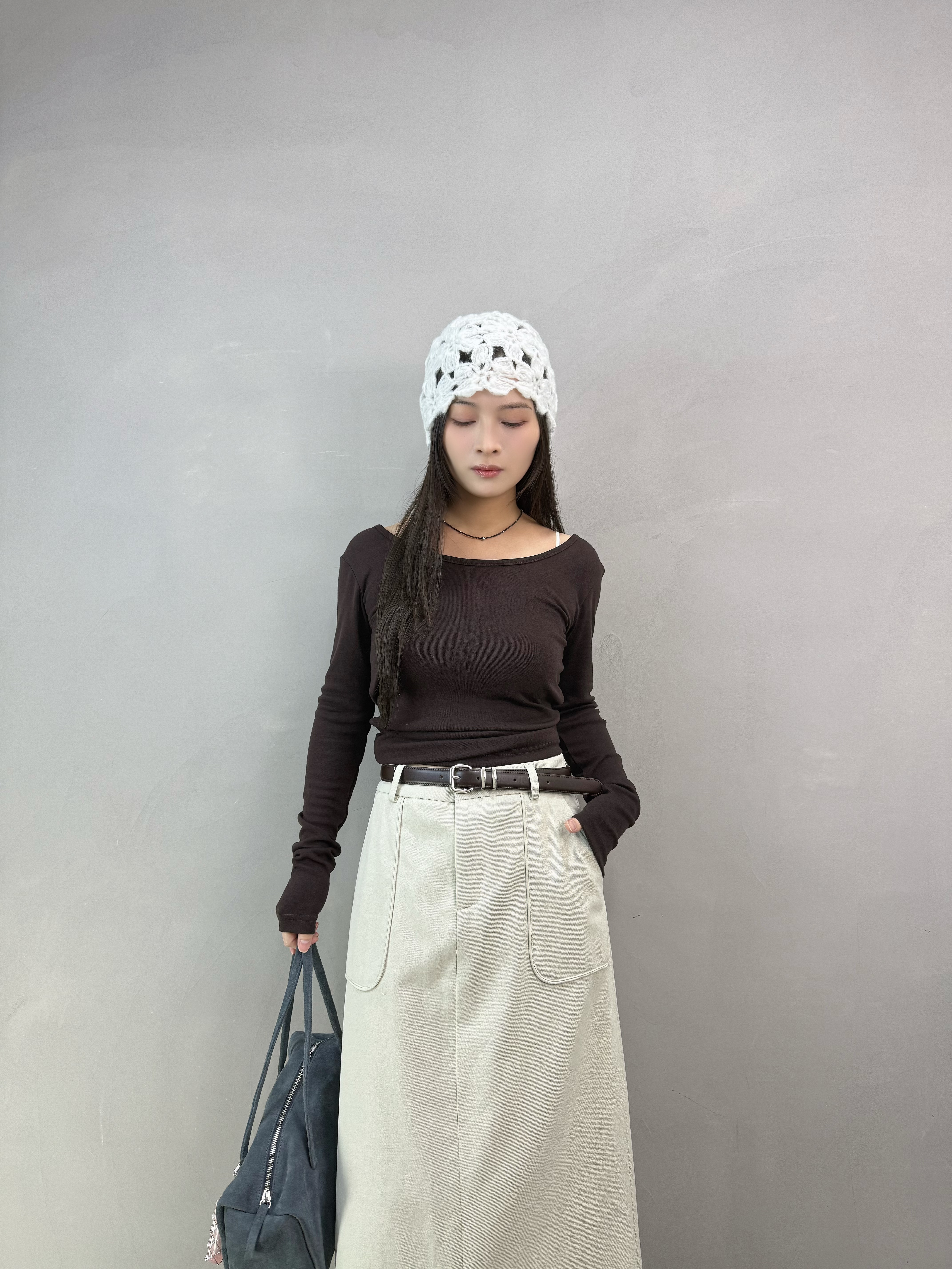 H05 後扭結露背tee