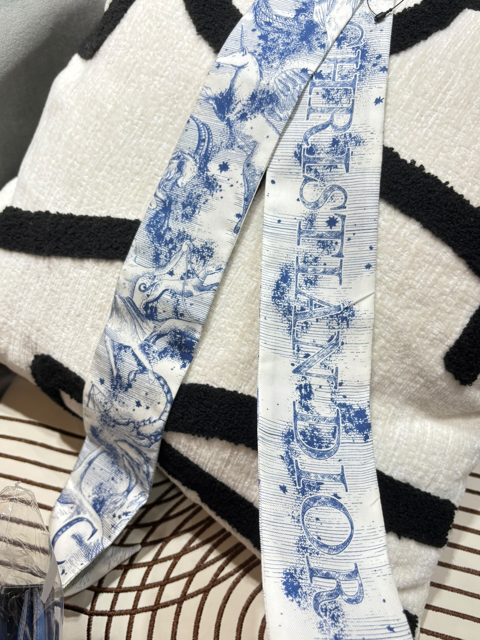 Christian Dior Twilly Toile de Jouy Sauvage Mitzah 絲巾 象牙色和海軍藍斜紋真絲 100%Authentic,98%new