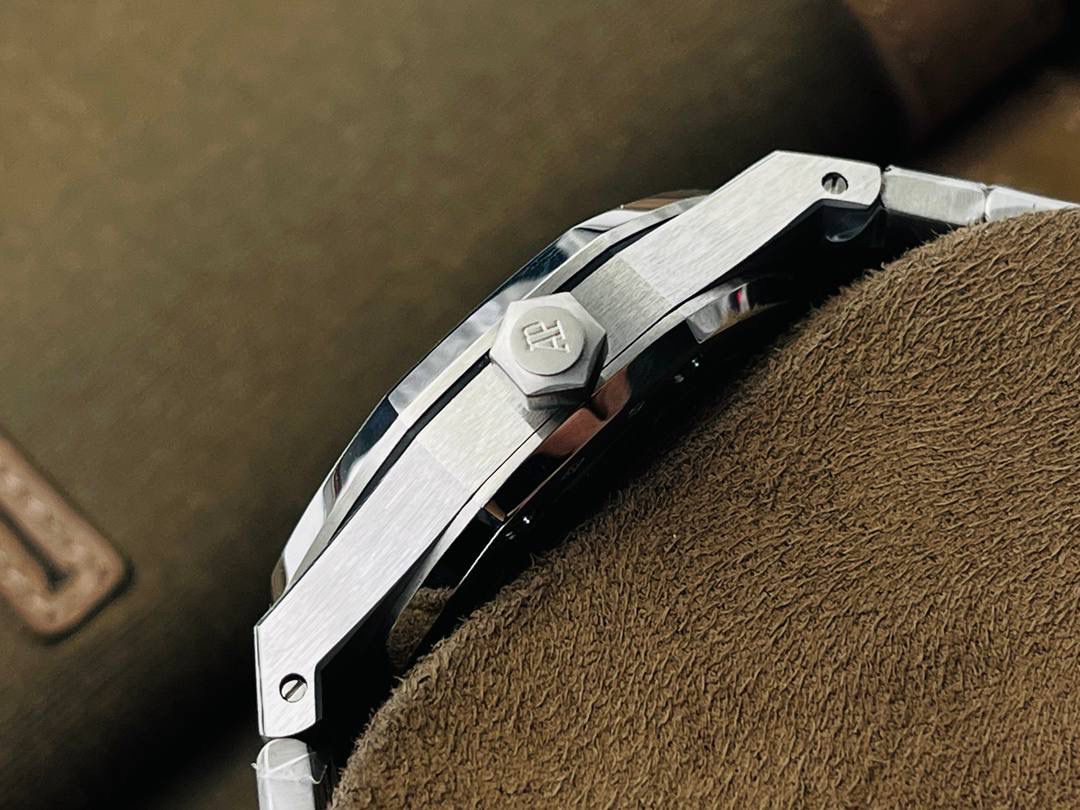 爱彼A P皇家橡树陀飞轮精品腕表 升级细节🔥 1⃣️独家订制Cal.2924机芯，动力储存68小时！ 2⃣️腕表依旧保留的八角形表圈、标志性的六角形螺丝以及经典表带！ 3⃣️皇家橡树系列超薄陀飞轮腕表在经典的“Tapsisserie”格纹上进行再度创新，形成了新的格纹“Tapisserie Evolutive”！熟悉又陌生的表盘格纹装饰带来全新观感，成为这款腕表的点睛之笔。 4⃣️表壳直径为41毫米，厚度为11.2毫米！