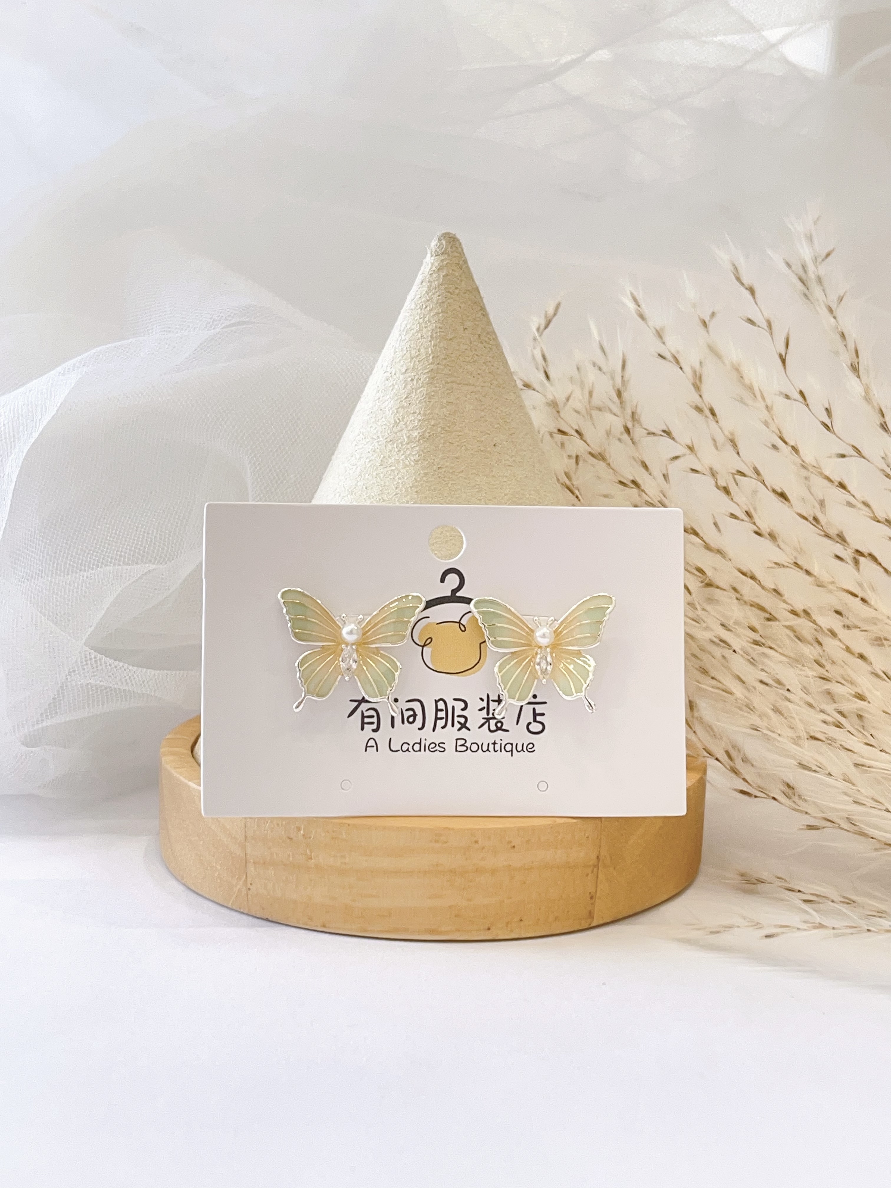 绮彩薄翼系蝴蝶耳环