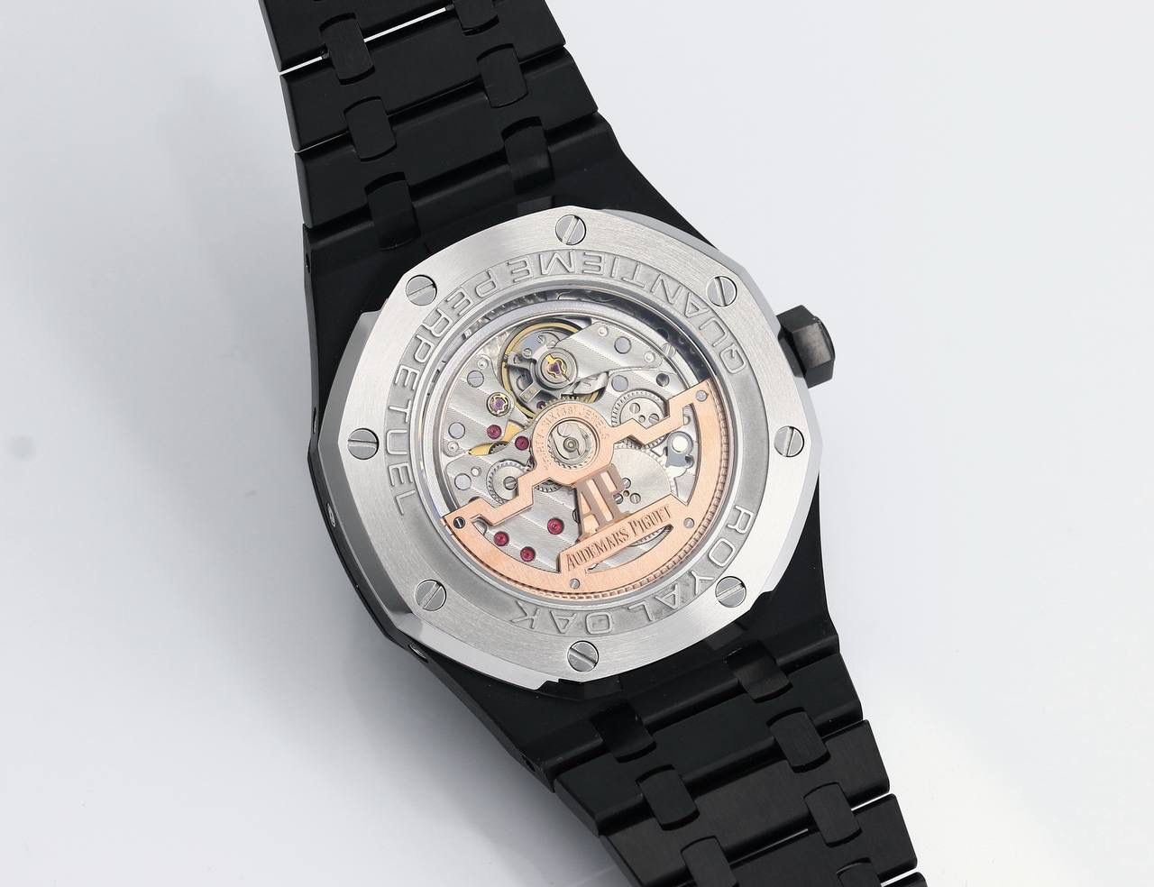 🚀爱彼 皇家橡树系列 ，复杂功能万年历腕表。型号：26574ST.OO.1220ST.01 业内唯一实现原版功能。💯 贵族钟表 爱彼皇家橡树系列万年历腕表，高贵优雅的蓝盘配上冷艳精钢表壳，完美体现爱彼美学设计及复杂功能的极高技术。 表壳采用316L精钢，直径41毫米. 厚度11.4mm。蓝色表盘镌刻“Grande Tapisserie”大格纹装饰，蓝色表盘，立体时标、刻面指针覆盖夜光涂层。三个显示日历功能的副表盘以及月相显示盘对称分布于表盘之上，井然有序地显示出小时、分钟、星期、日期、周历、月份、月相和闰年信息。真正唯一对版。蓝宝石防眩光处理让整体手表更加通透明亮。 搭载9015一比一改装定制还原Calibre 5134自动上链机芯。堪称毕业的产品。 这枚腕表的编号是Ref. 26574ST.OO.1220ST.01