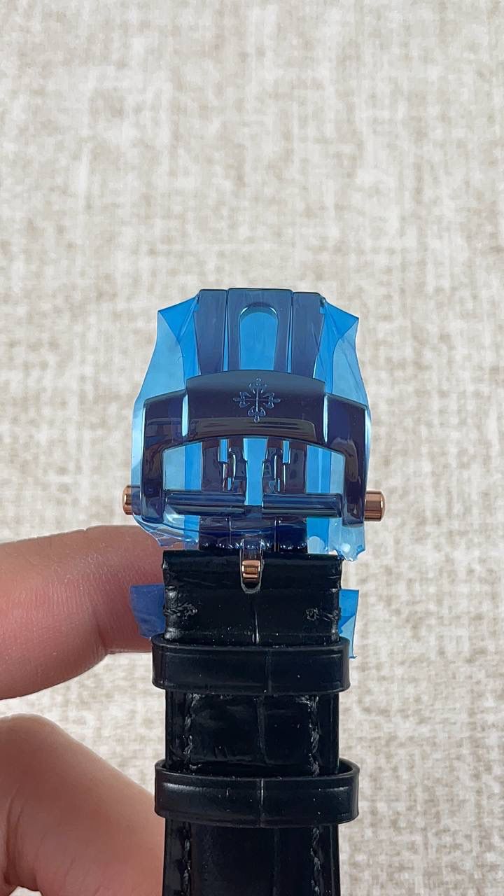 百达翡丽复杂功能系列5224R-001重磅登场，复杂时计腕表，以超复杂的工艺技术打造休闲运动腕表。 机芯采用复刻版31-260 PS FUS 24H自动上链机芯，在实现外观的逼真前提下，功能一并完美诠释。 改装大师独立制表人，倾情参与定制改装表盘颜色，给予独一无二的腕表增添有趣的灵魂！ 匠心力作 欢迎各位表友品鉴！